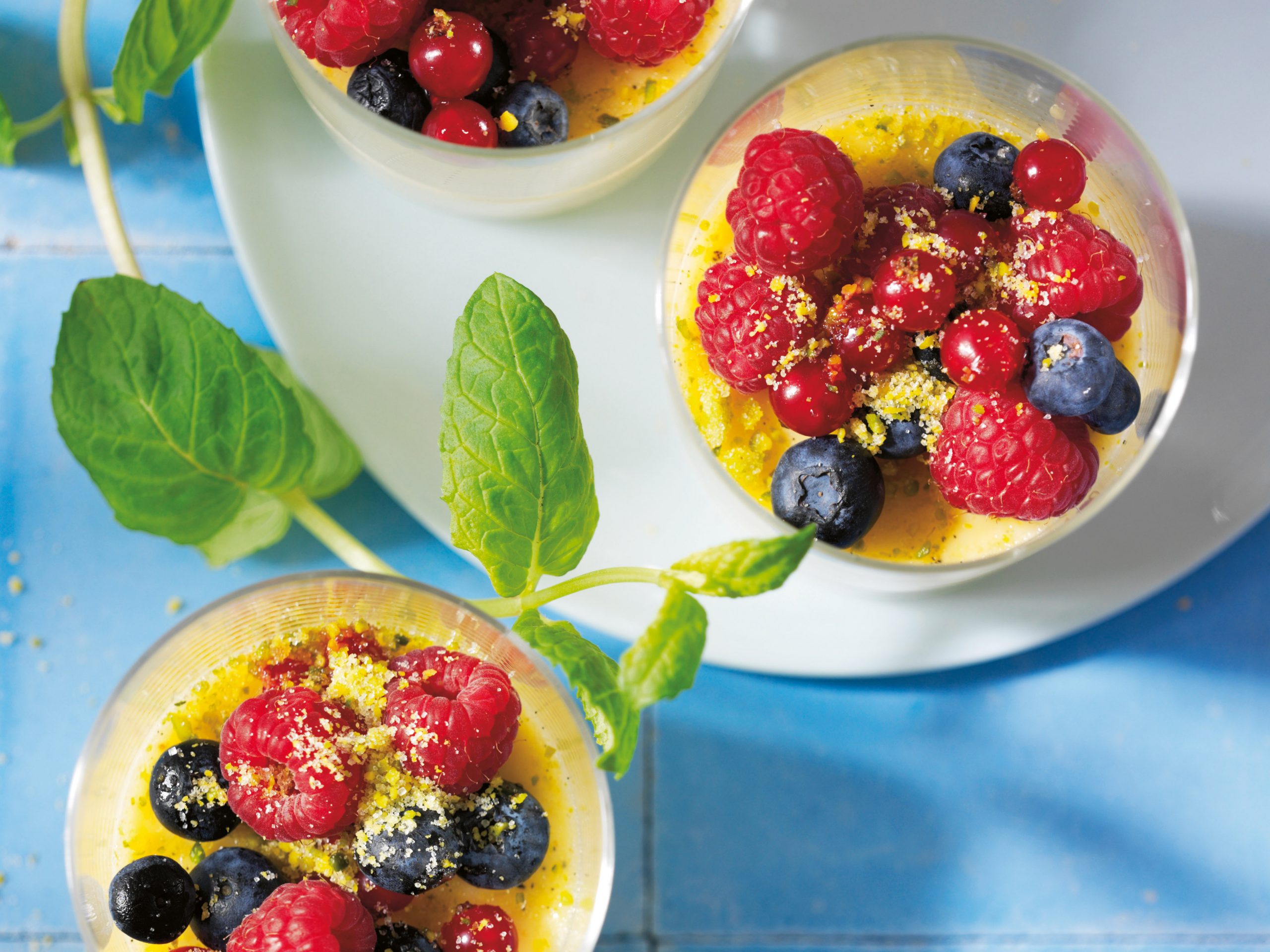 Flan mit marinierten Sommerbeeren