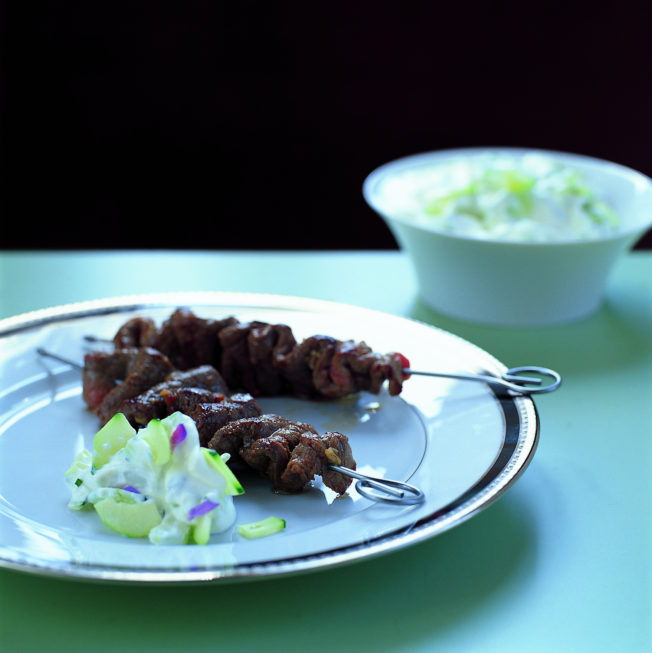 Brochettes de viande à la crème de yogourt au concombre