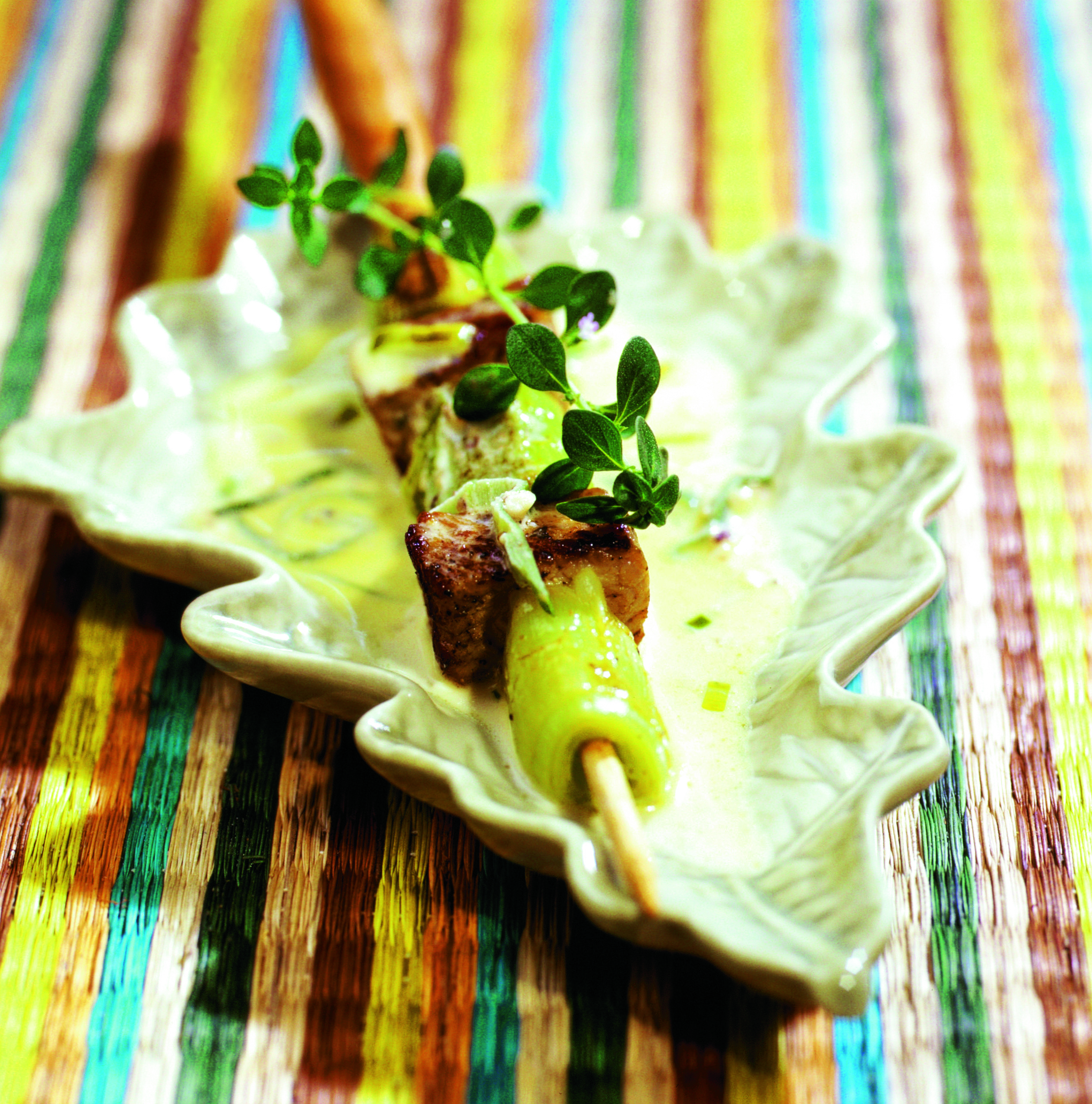 Fleischspiesse mit Lauch-Nuss-Sauce