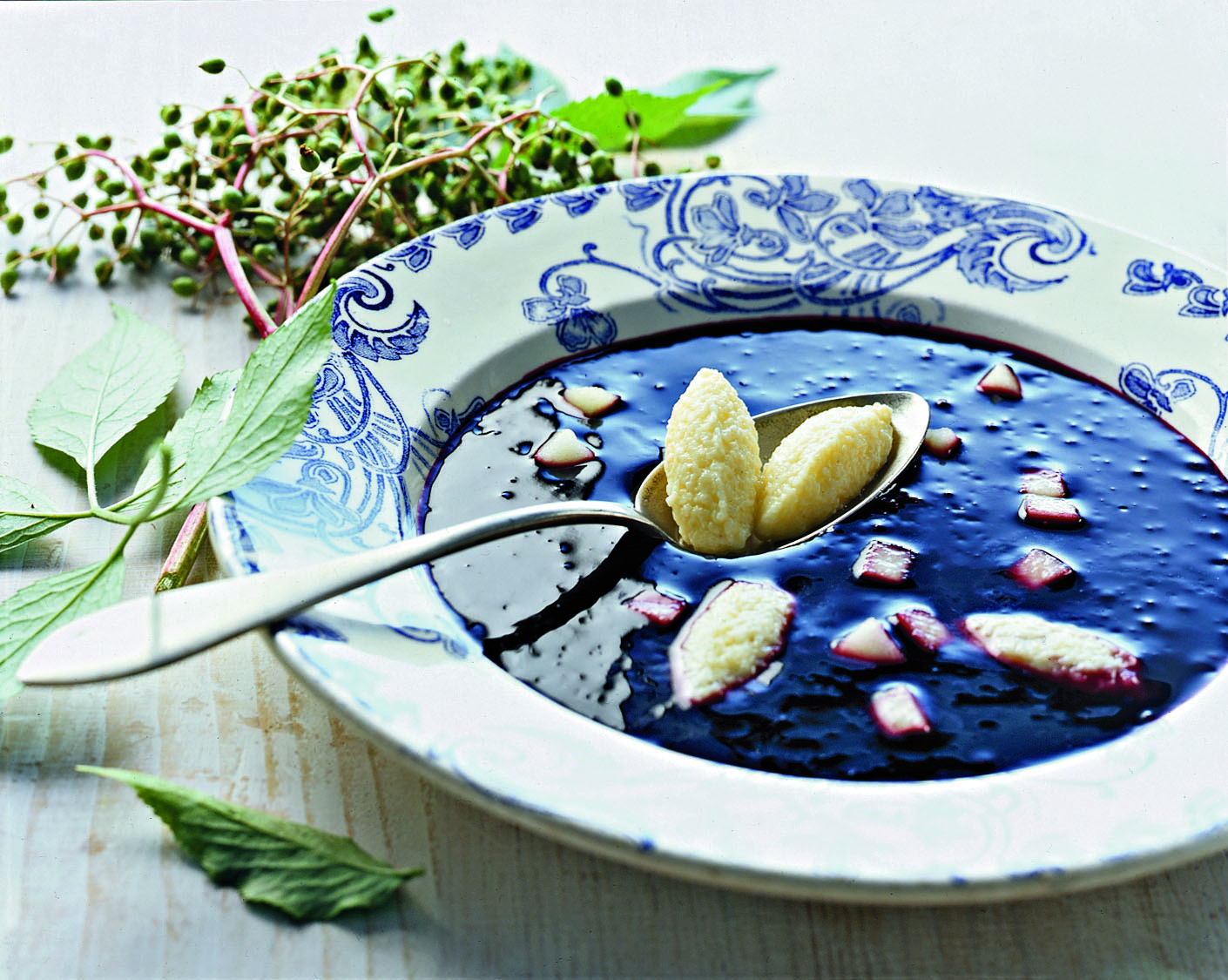 Fliederbeersuppe mit Brandteigklösschen