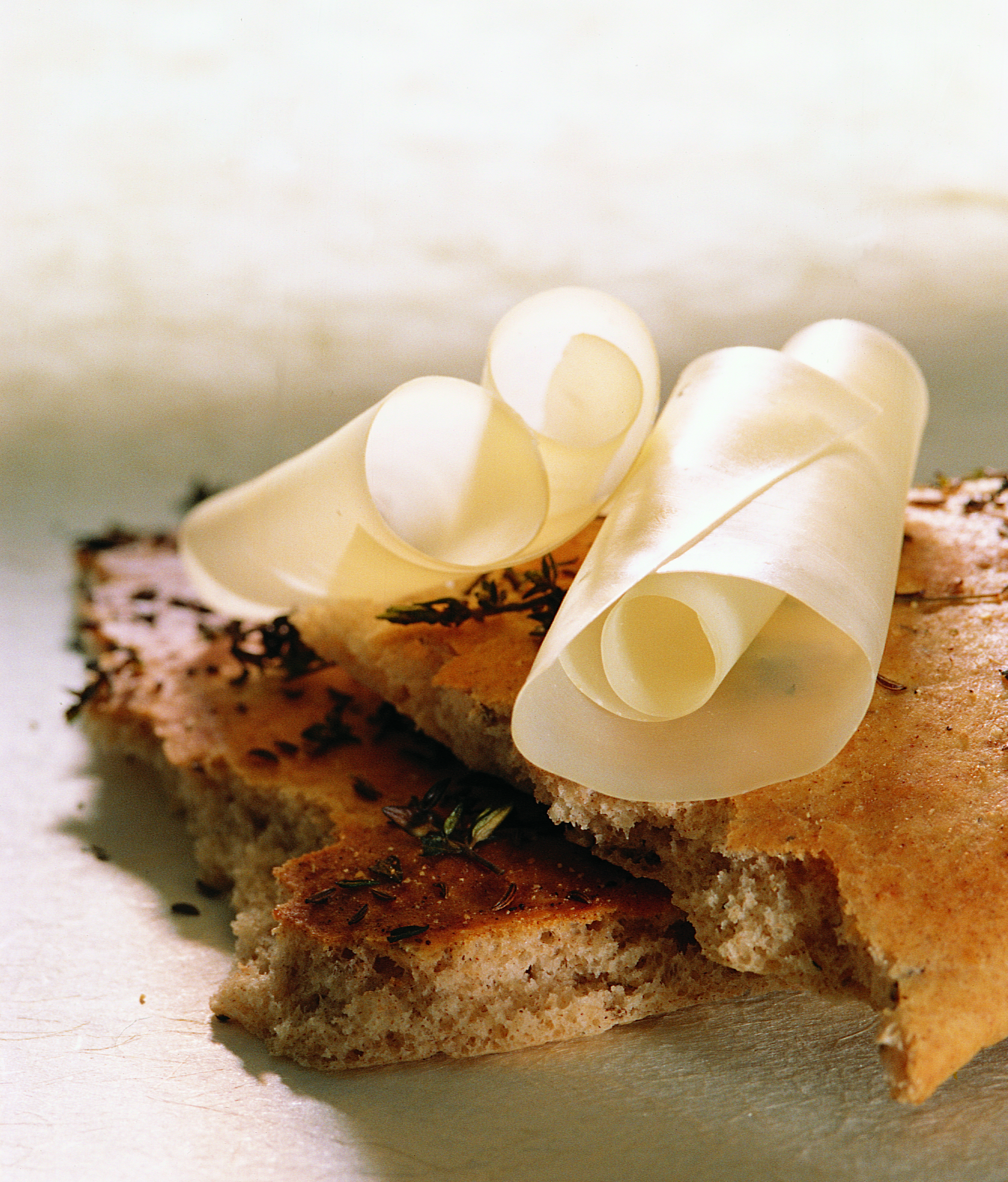 Focaccia mit Kümmel und Hobelkäse