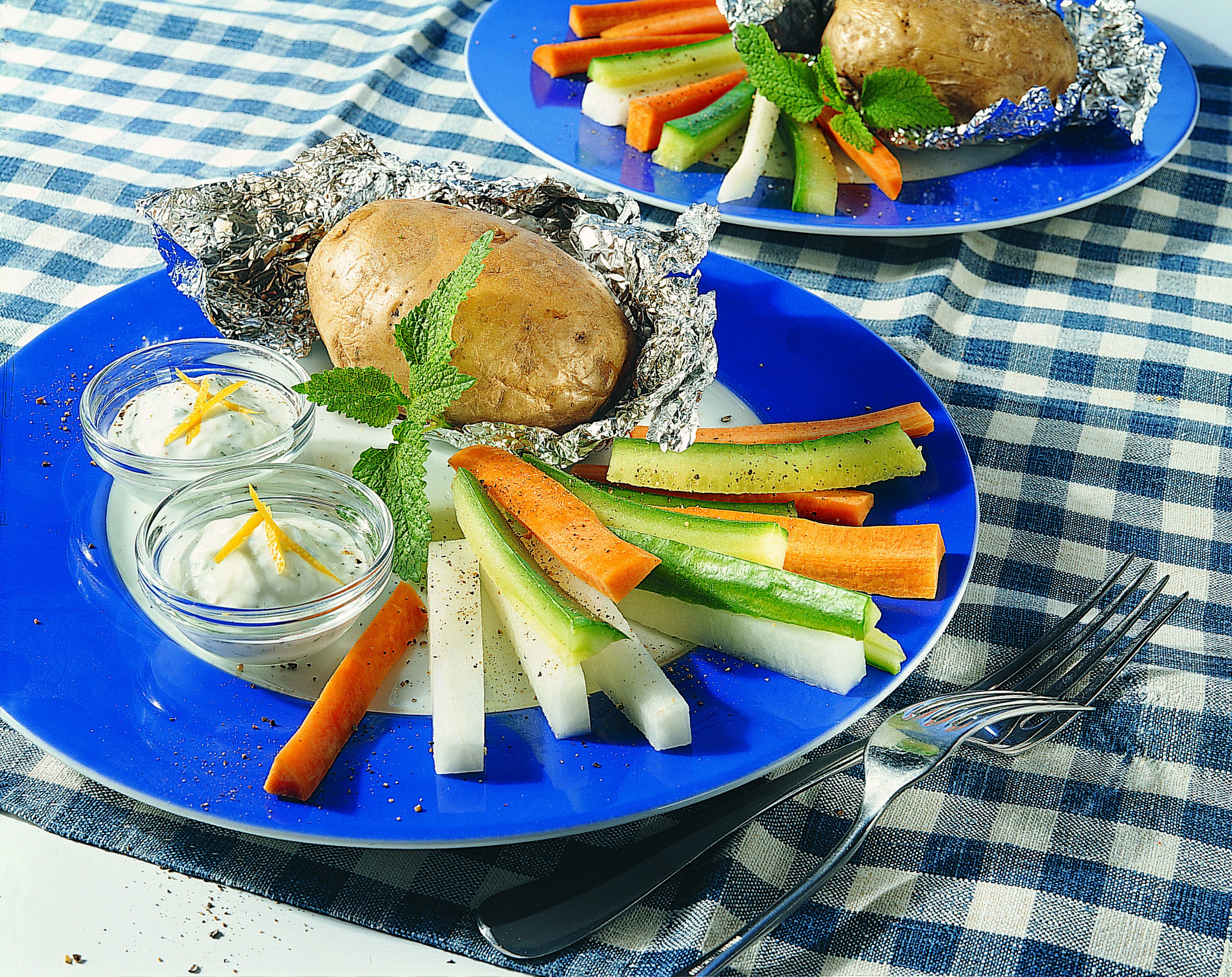 Pommes de terre en papillote, légumes et séré colrave-mélisse