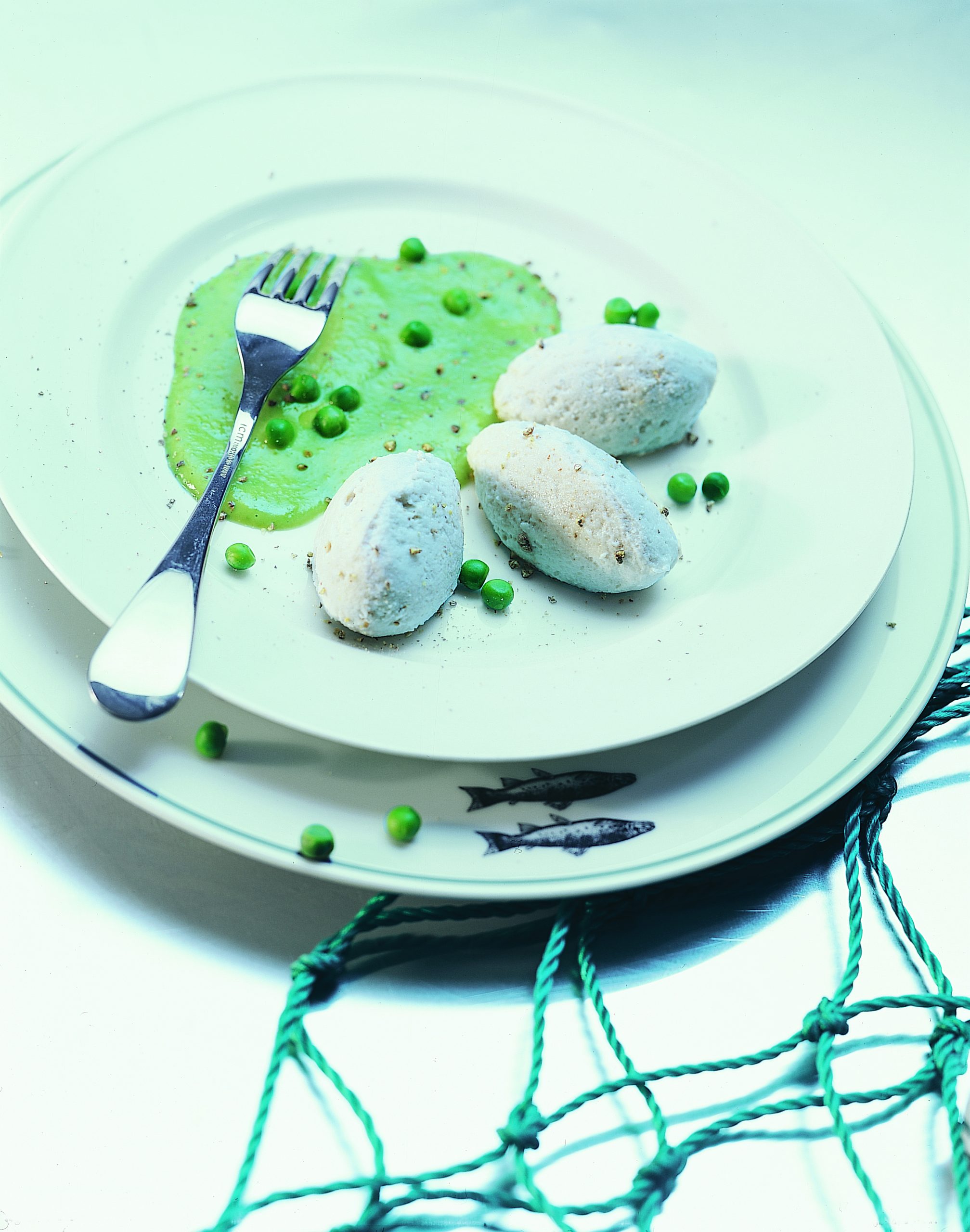 Forellen-Quenelles auf Erbsensauce