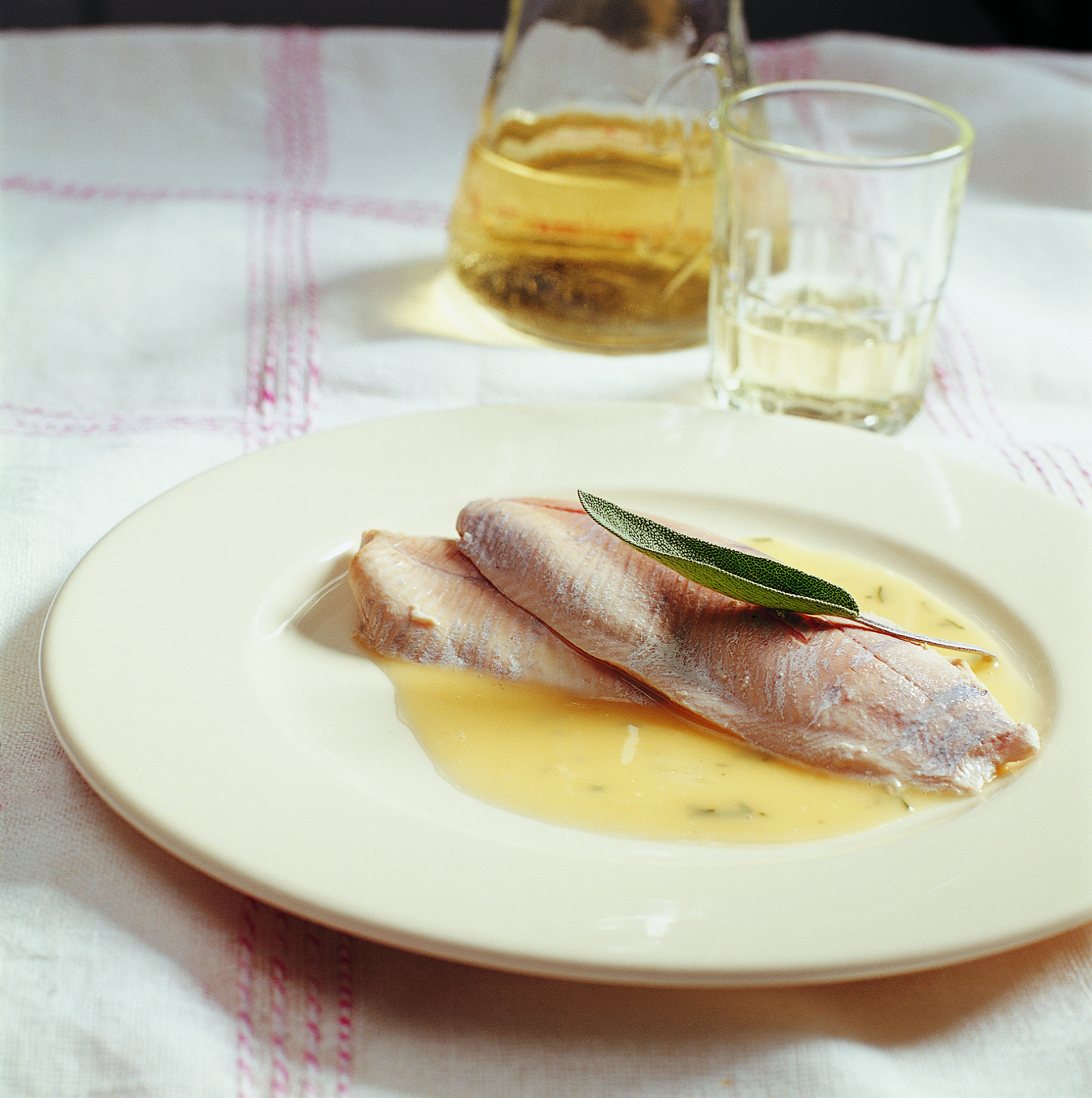Forellenfilets in Dôle Blanche mit Salbeibutter-Sauce
