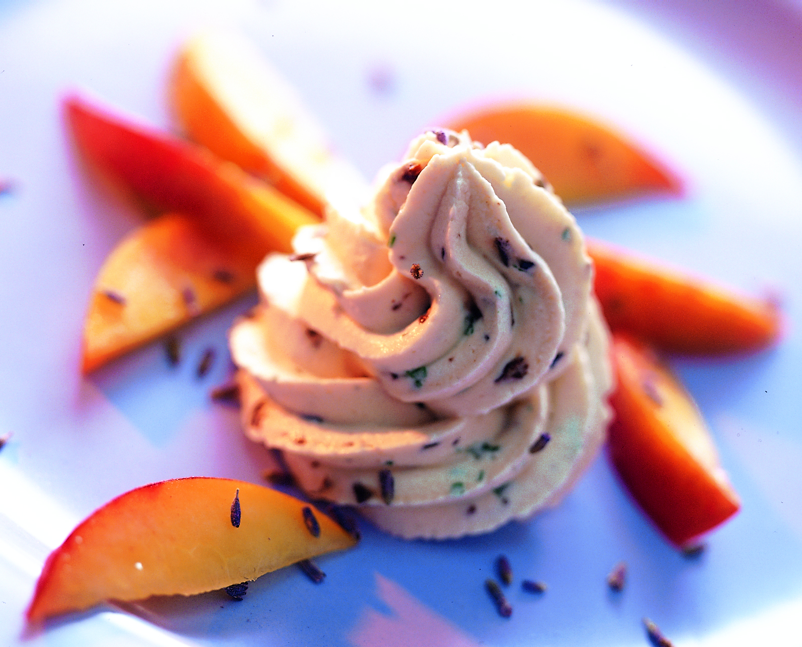 Formaggini-Mousse mit Pfirsichschnitzen