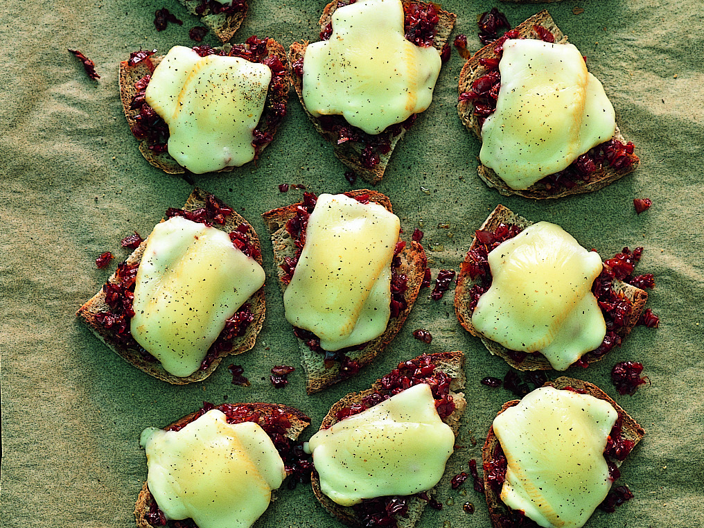 Freiburger-Vacherin-Toasts mit Tomaten
