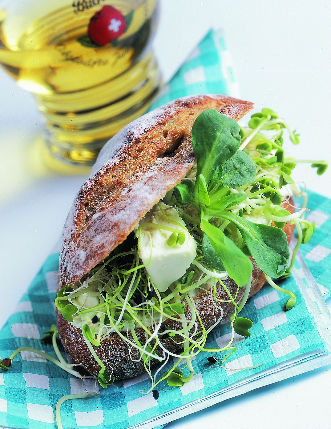Frischkäse-Brötchen mit Sprossen