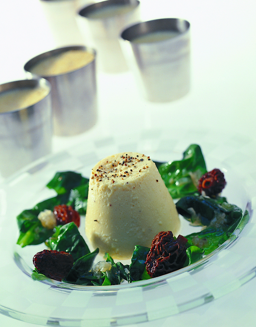 Flans au fromage frais garnis d'épinards aux morilles