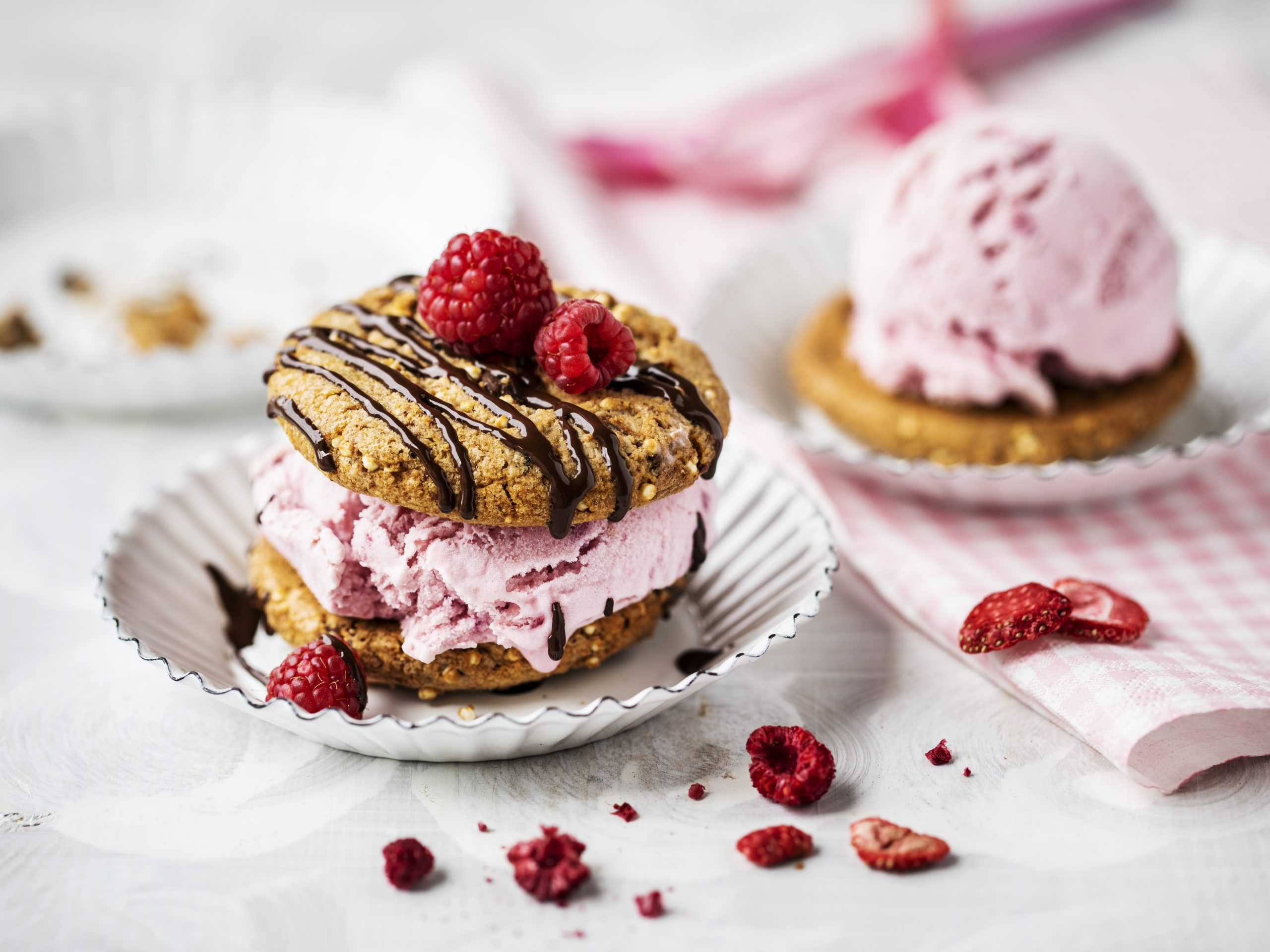 Sandwich glacé fromage frais-framboises