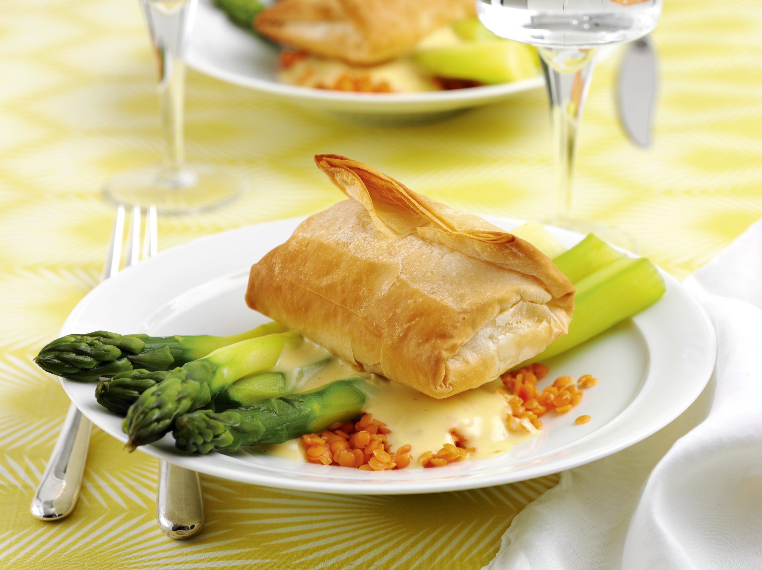 Strudel au fromage frais et au colrave sur lit d'asperges