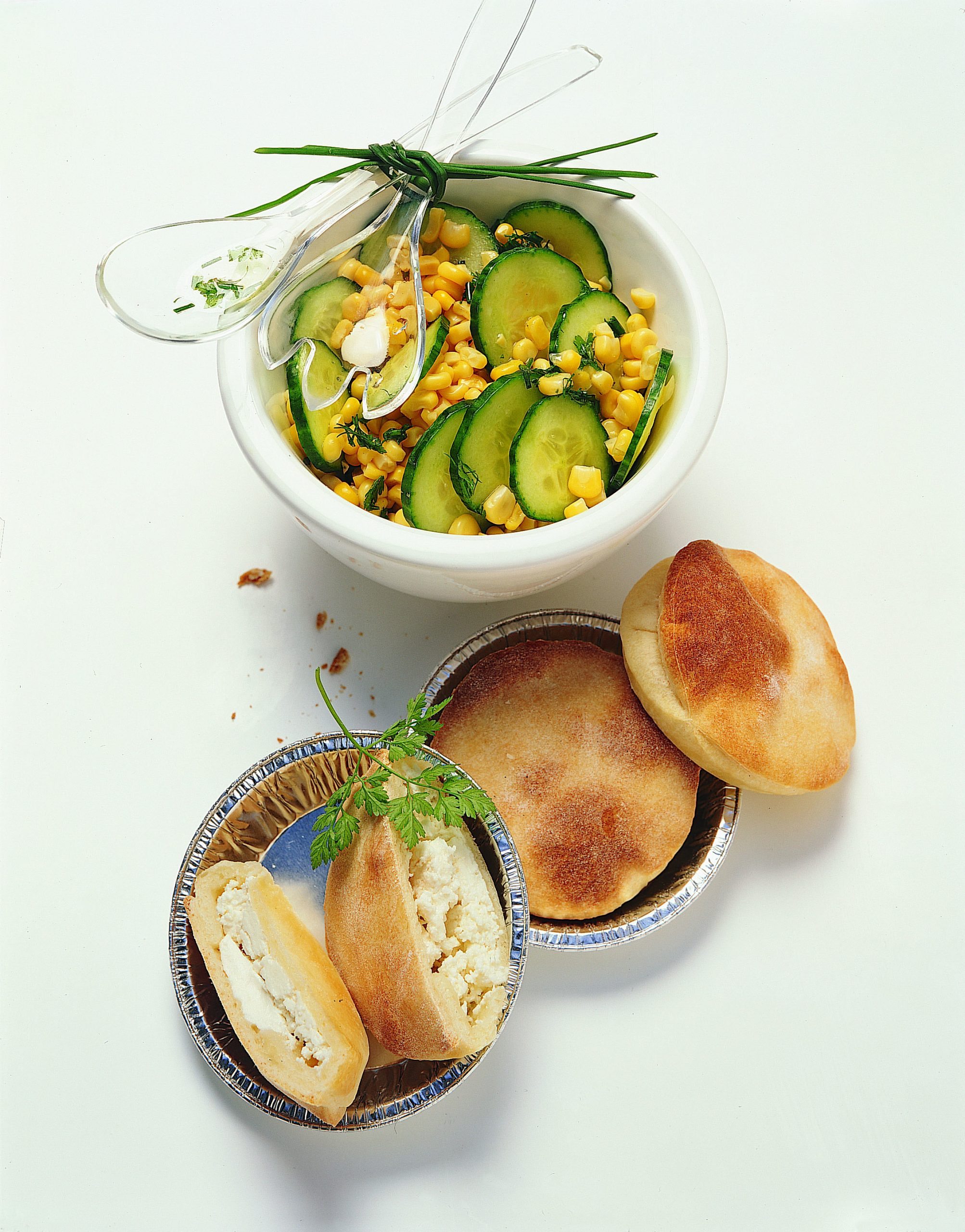 Frischkäsetörtchen mit Gurke-Mais-Salat