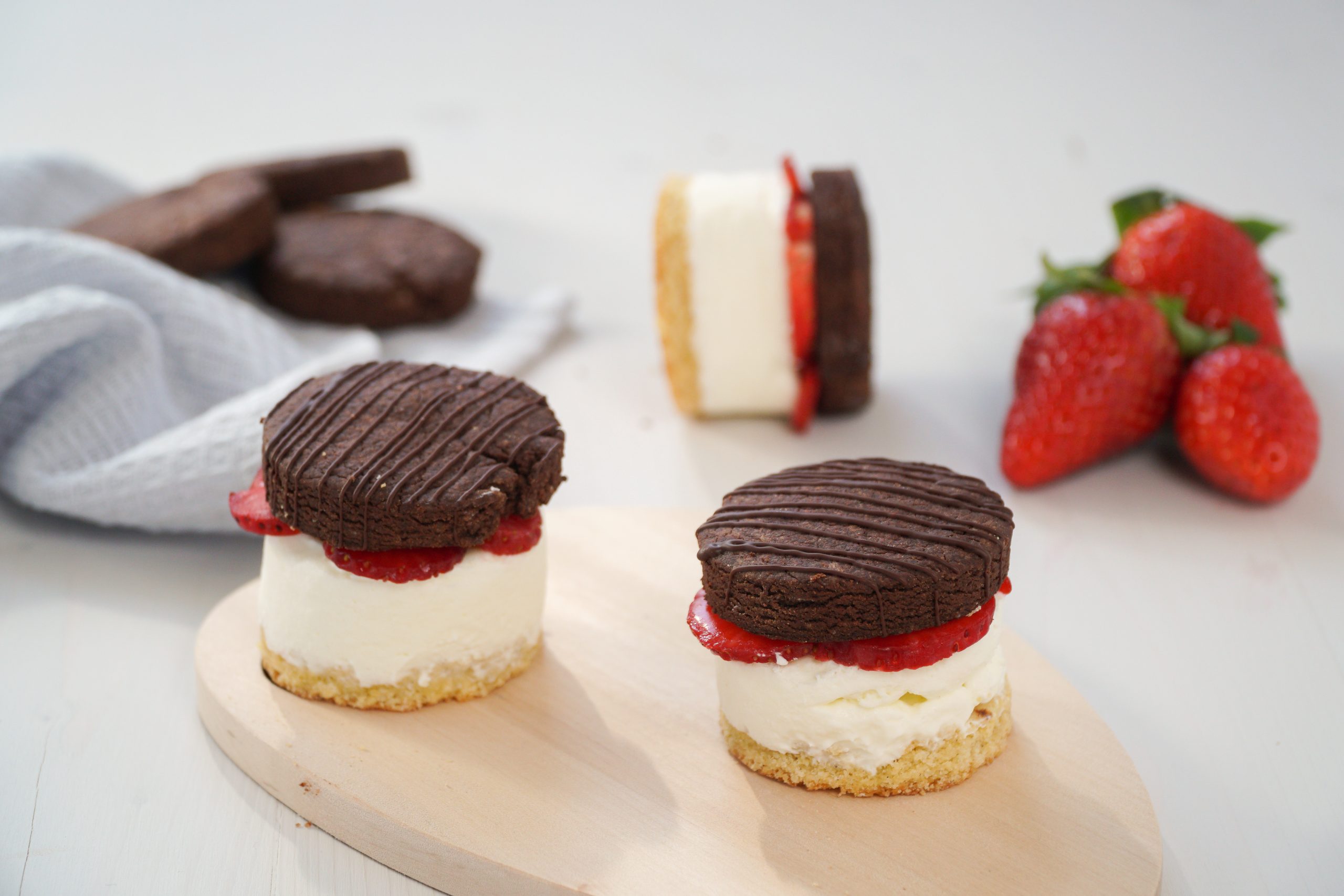 Frozen Yogurt Sandwich mit Erdbeeren