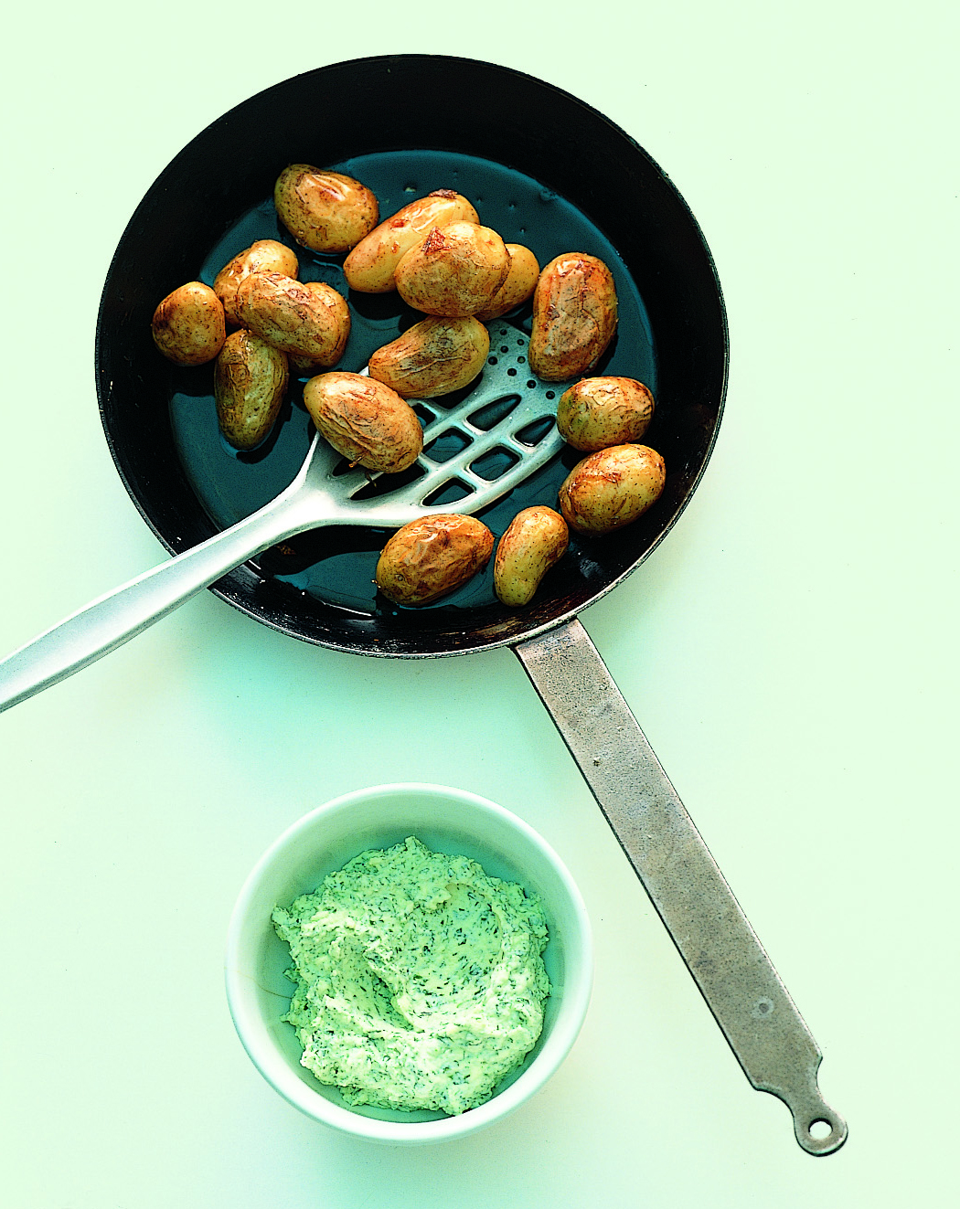 Frühkartoffeln mit Quark-Kräuter-Butter