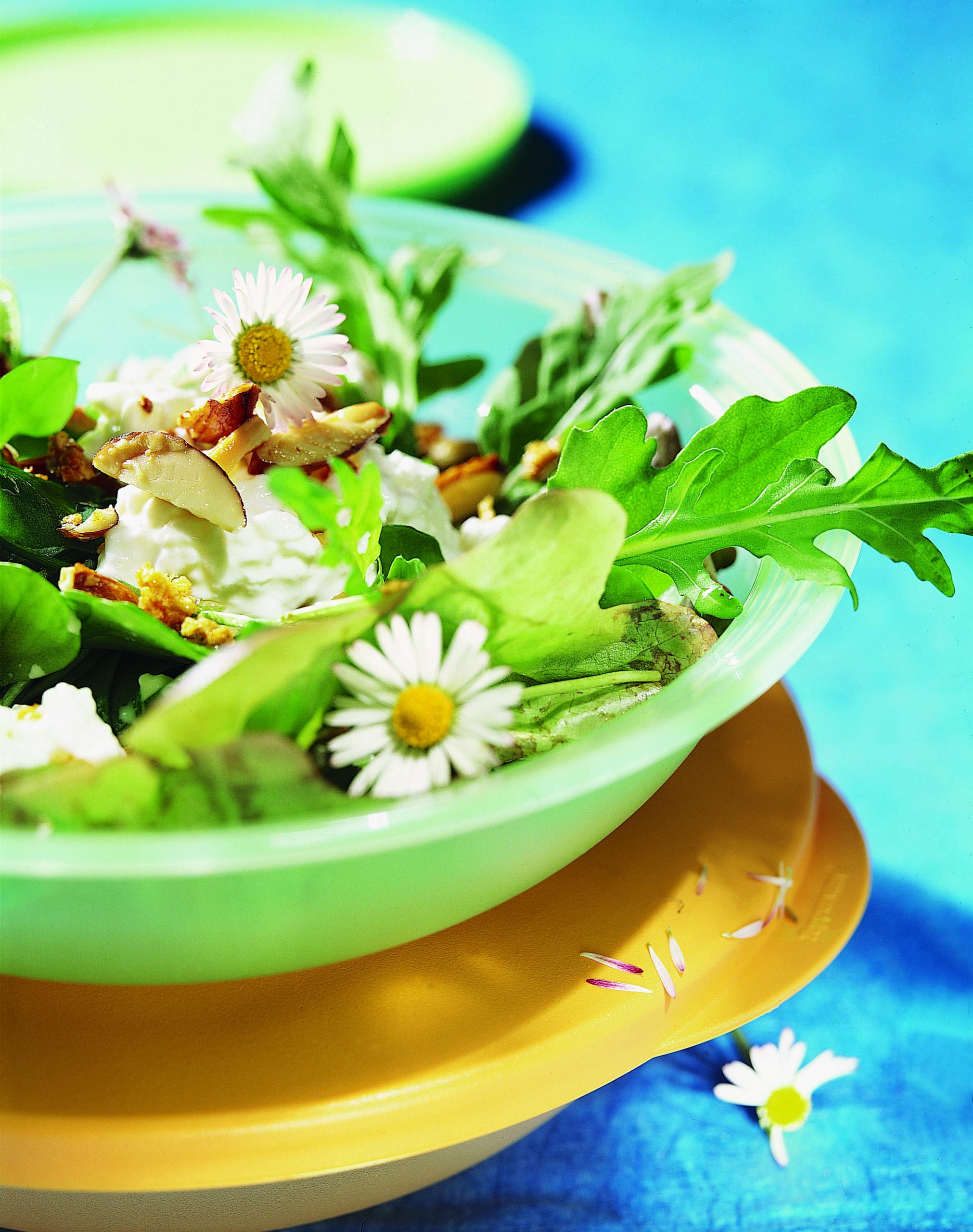 Salade printanière au cottage cheese et aux amandes
