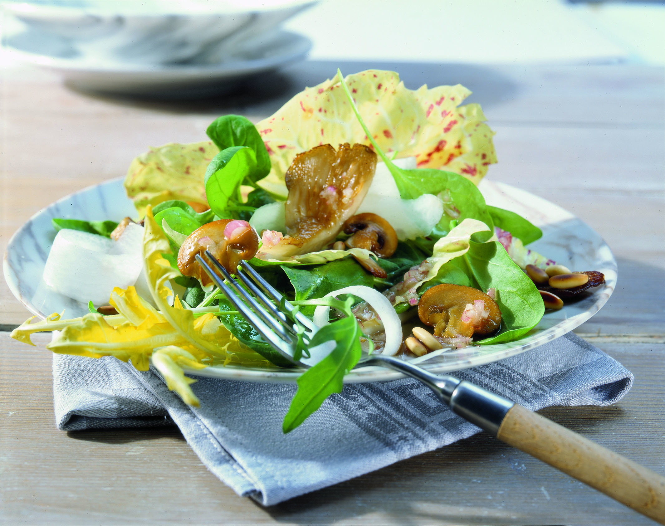 Frühlingssalat mit Pilzen und Honigsauce