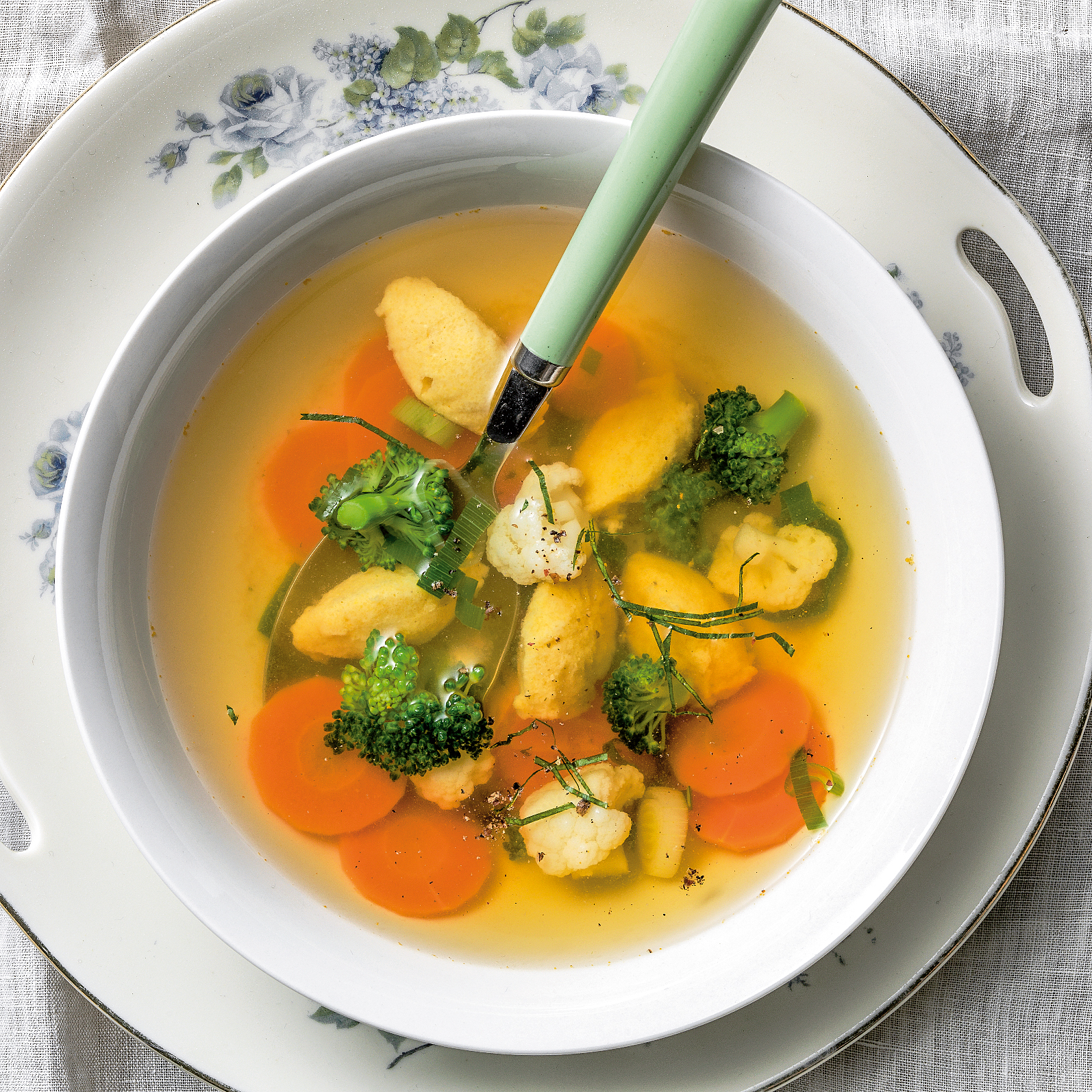 Frühlingssuppe mit Gnocchi und Gemüse