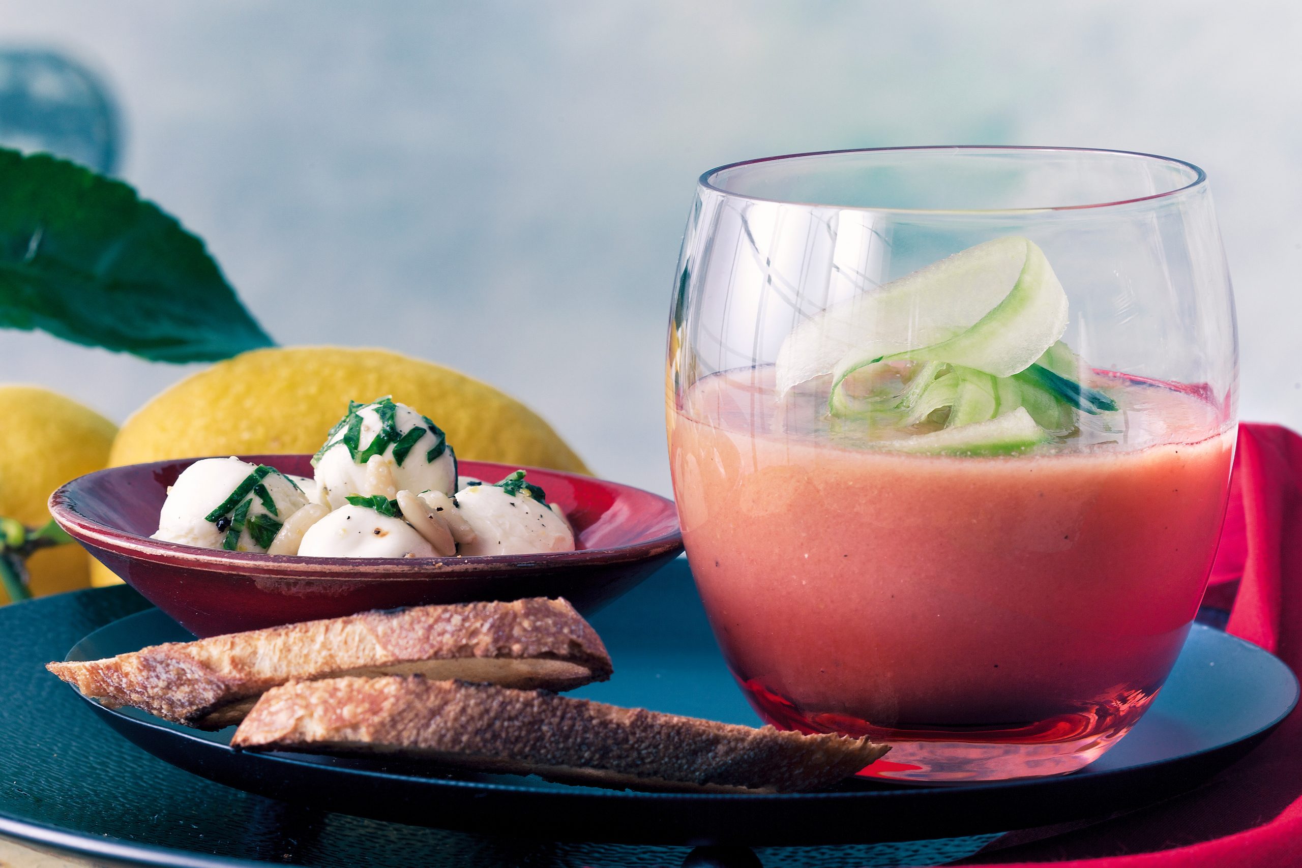 Gazpacho et mozzarella marinée