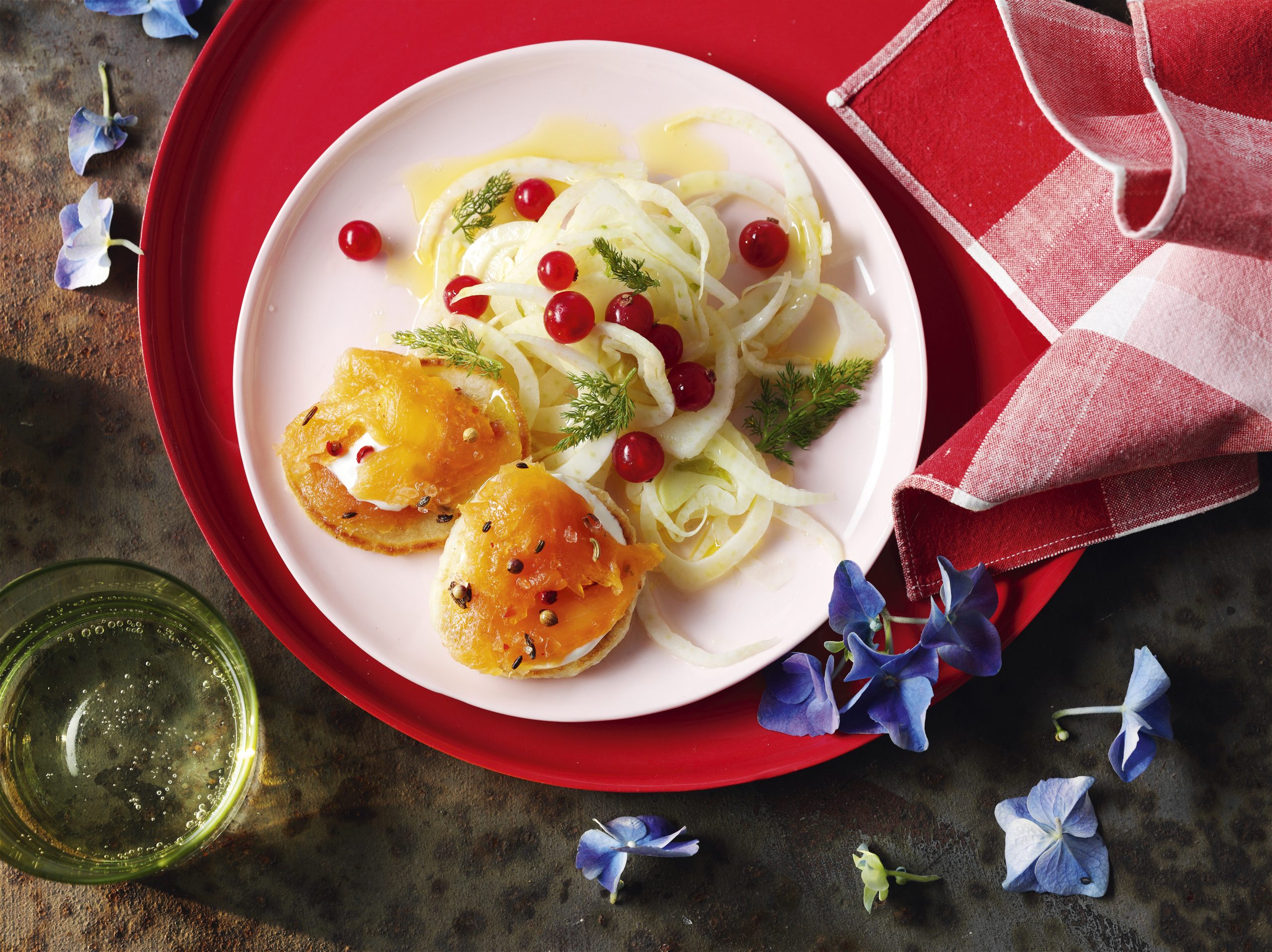 Gebeizter Saibling mit Blinis, Fenchel und Johannisbeeren