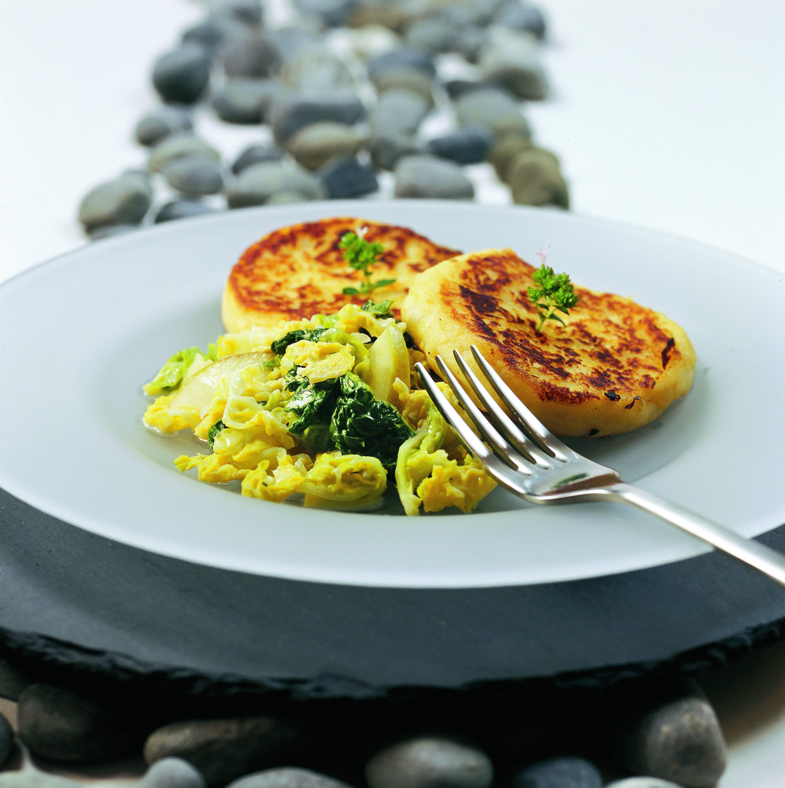 Palets de pommes de terre et chou frisé