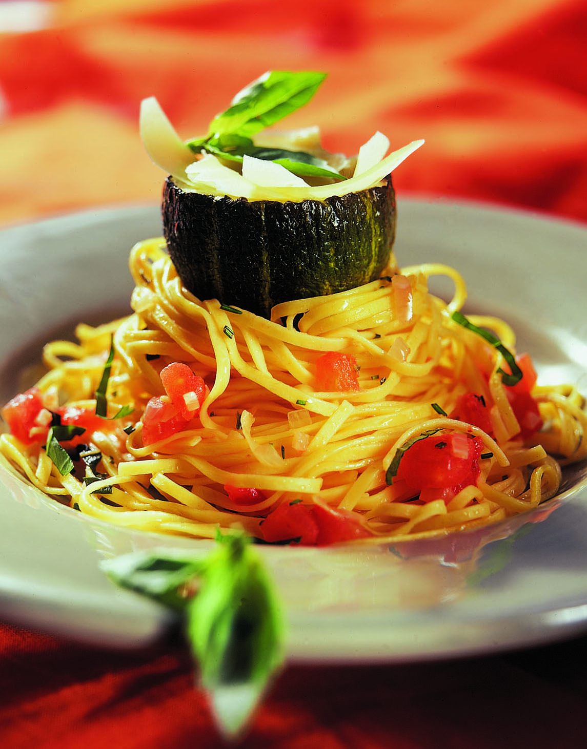 Courgette ronde grillés sur lit d'herbes