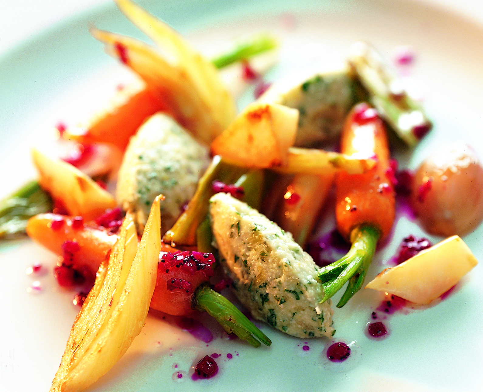 Légumes d'hiver aux quenelles de fromage de montagne et vinaigrette de betterave rouge