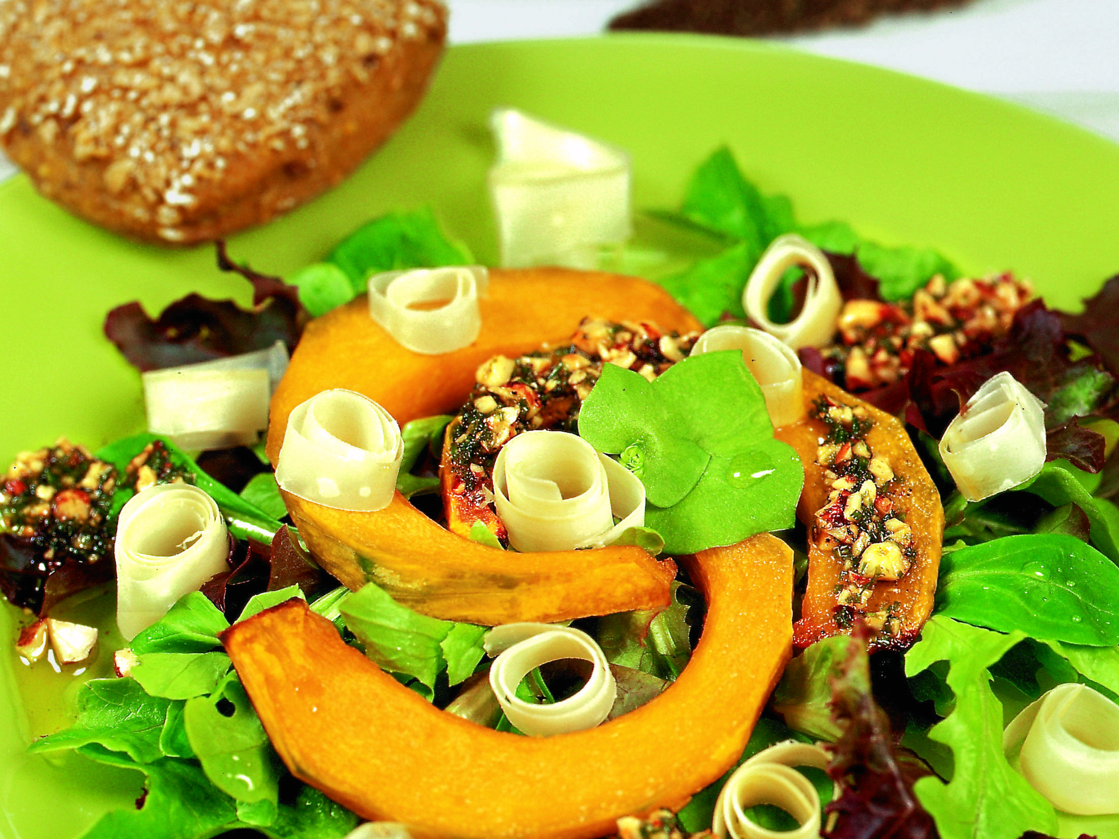 Courge rôtie au four vinaigrette aux noisettes et rebibes de sbrinz