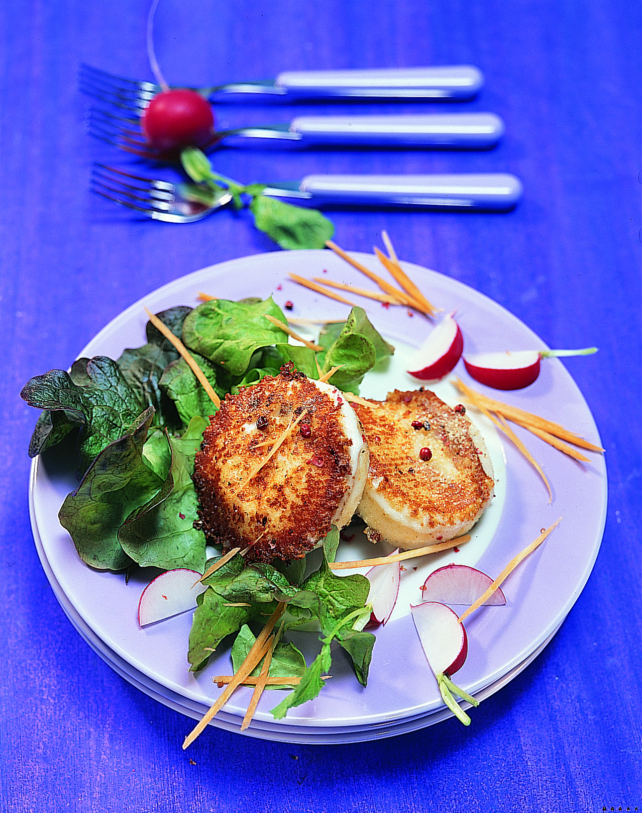 Gebratener Pfefferkäse auf Salat