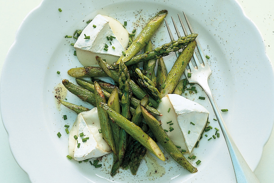 Gebratener Spargelsalat mit warmem Ziegenkäse