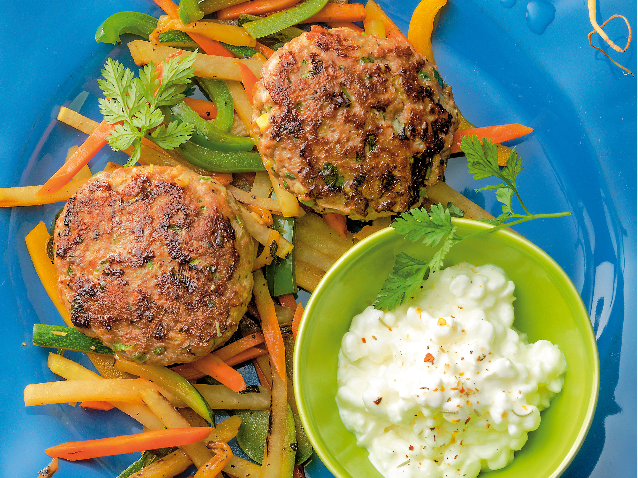 Légumes sautés et galettes de viande hachée