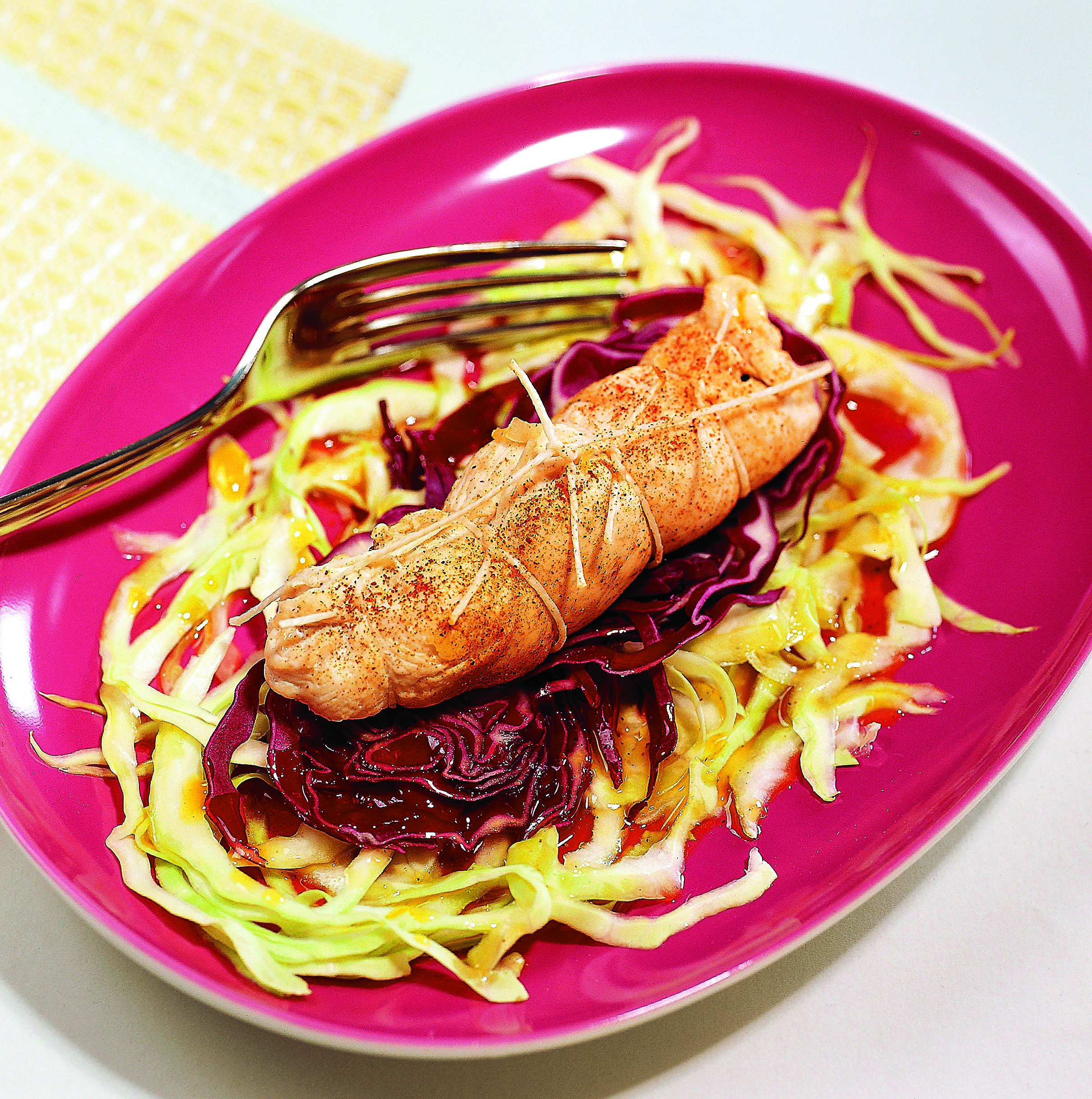 Gedämpfte Pouletröllchen auf Kabissalat