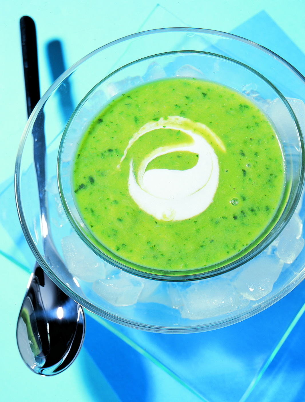 Potage glacé au basilic et au lait acidulé