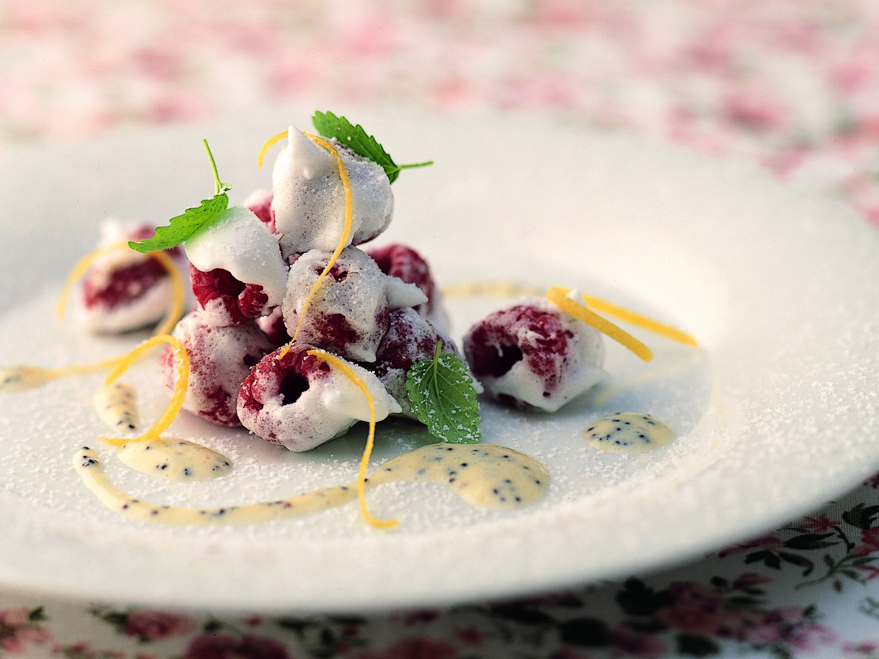 Geeiste Himbeeren mit Mohn-Zitronen-Sauce