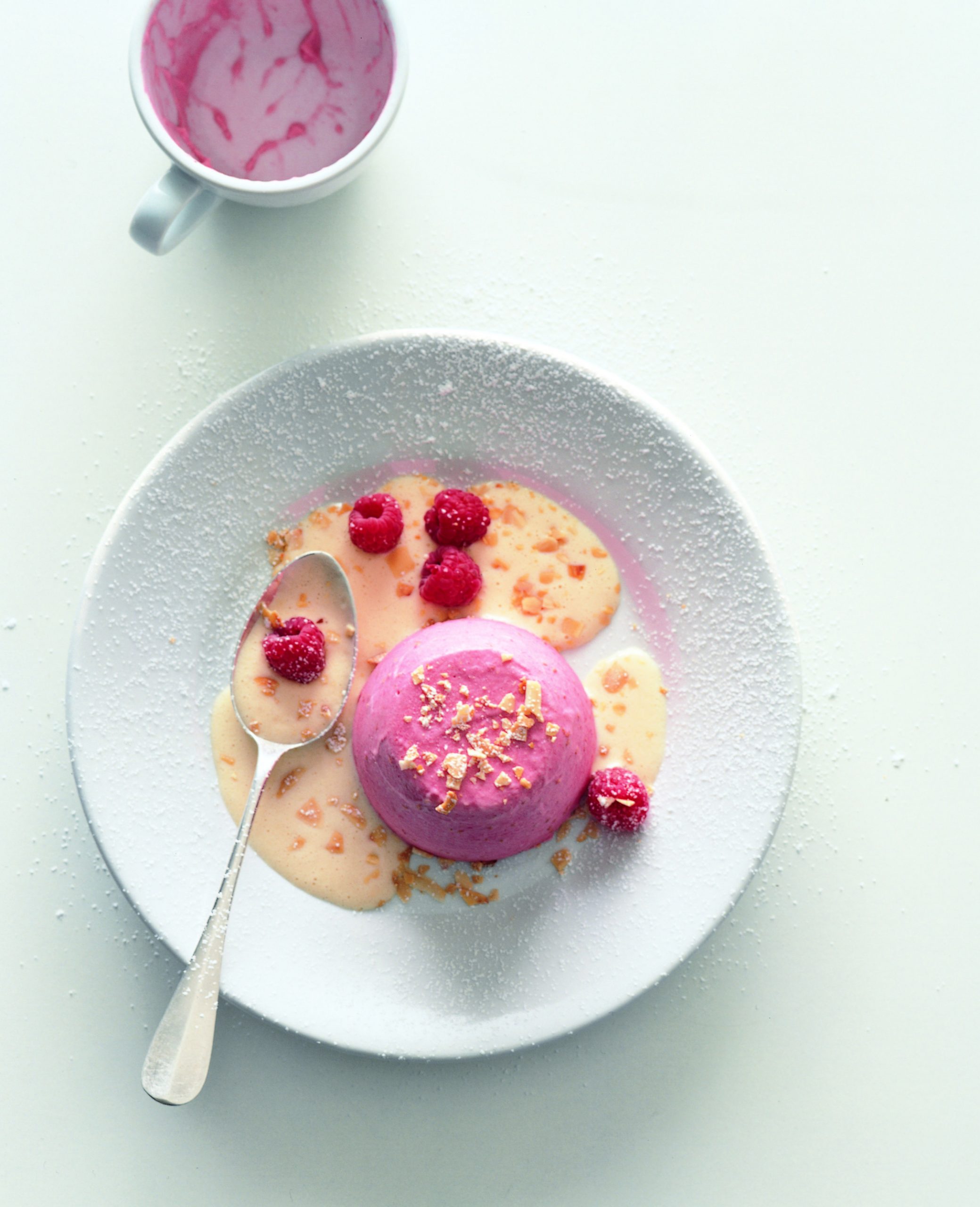 Gefrorene Himbeer-Mousse mit Mandelsauce