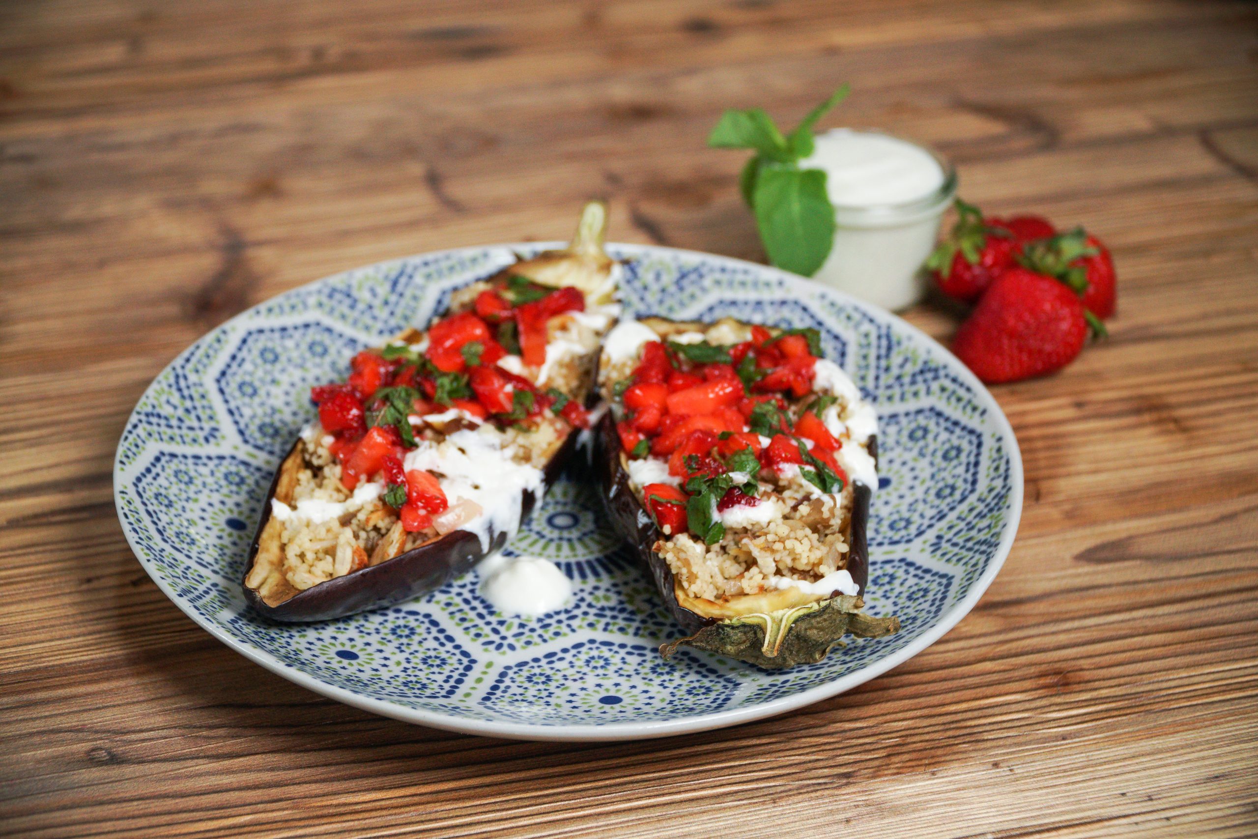 Gefüllte Auberginen mit Couscous und Erdbeeren