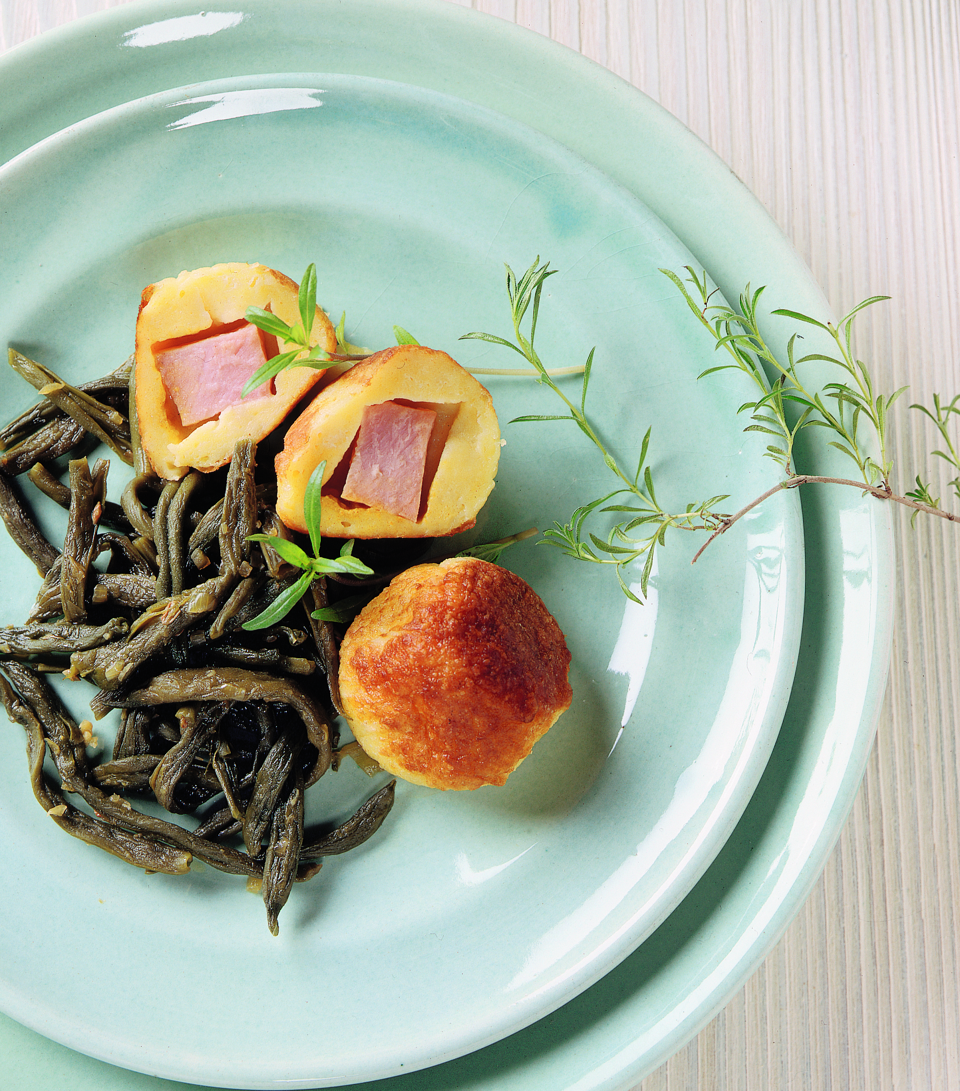 Boulettes de pâte farcies sur lit de haricots secs
