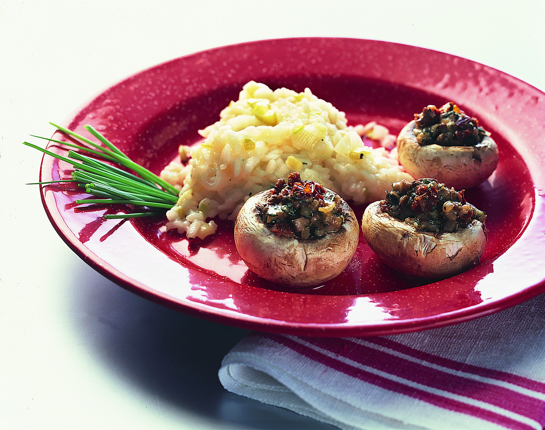 Champignons farcis et risotto au vin blanc et aux oignons