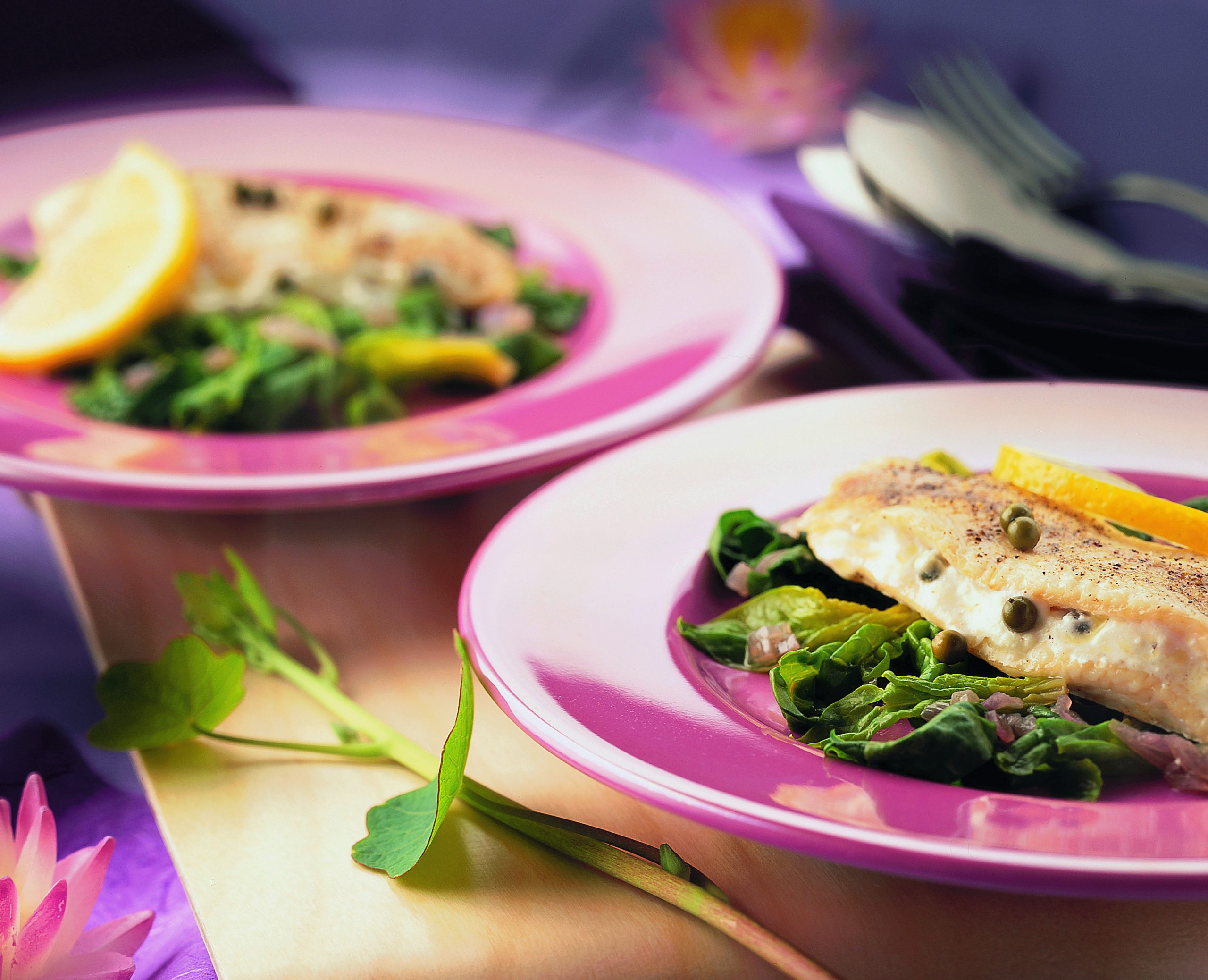 Gefüllte Eglifilets mit grünem Pfeffer auf Spinat