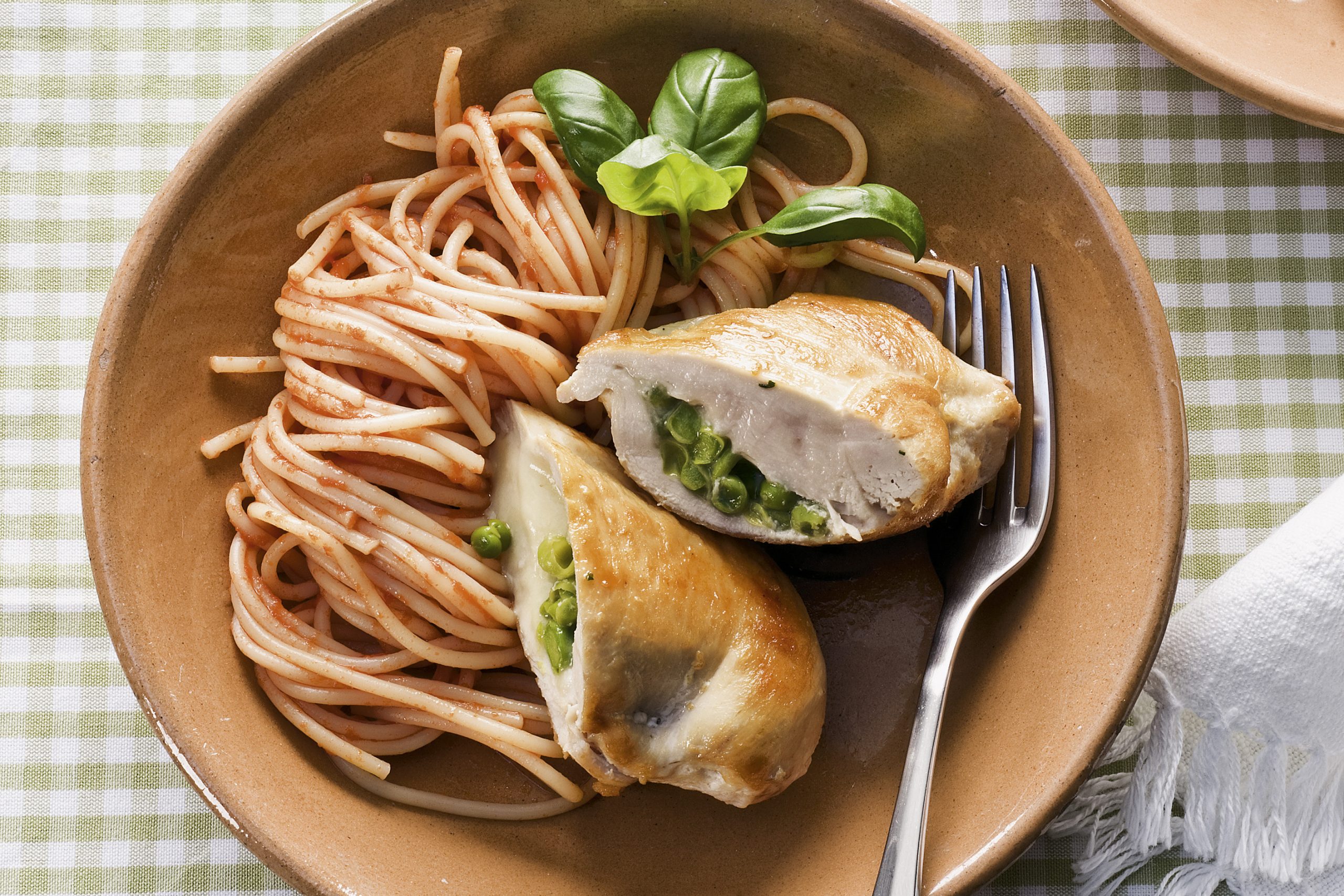 Blanc de poulet farci au fromage et aux petits pois