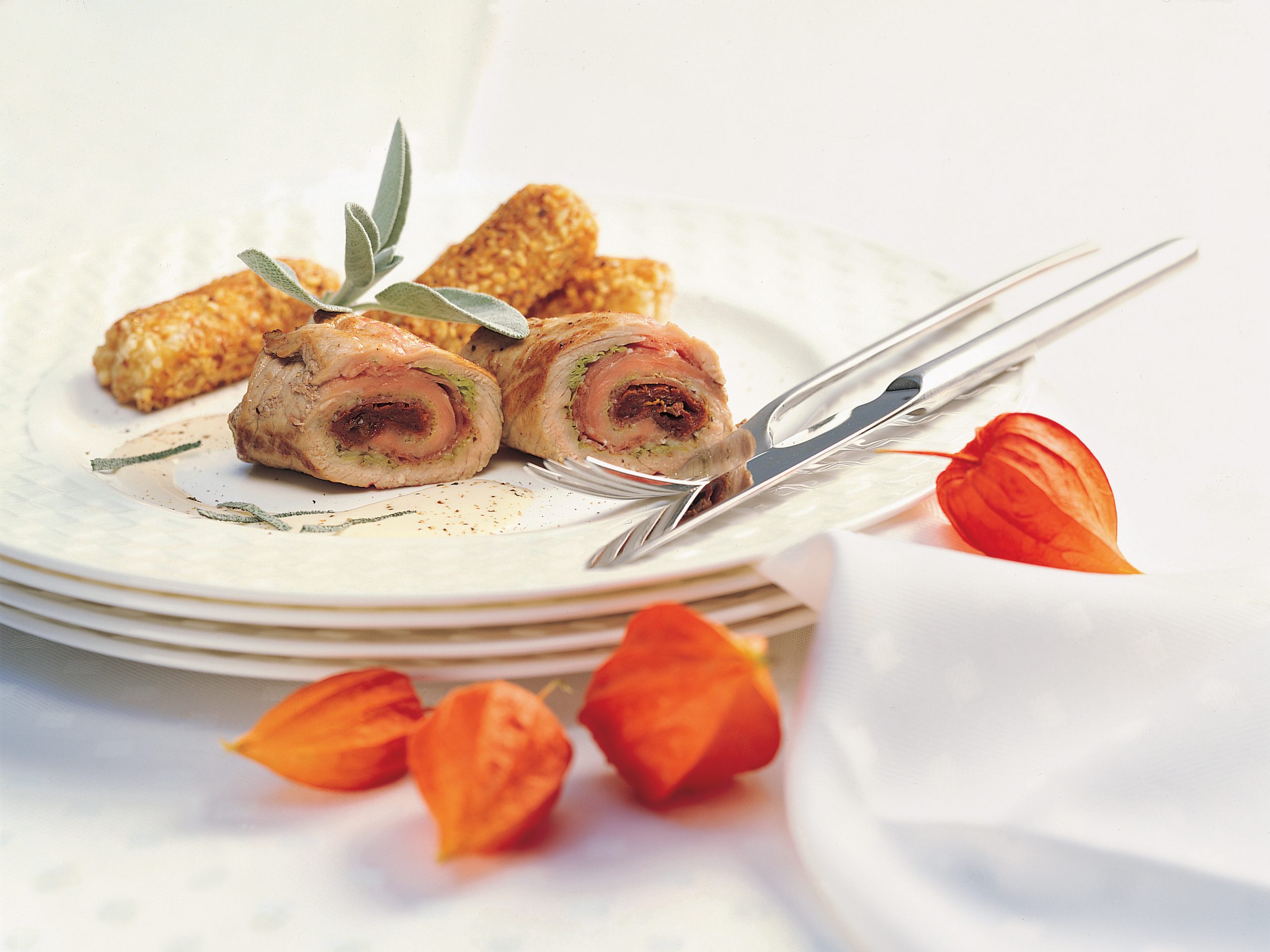 Gefüllte Kalbfleischröllchen an Salbeirahmsauce mit Mandelkroketten