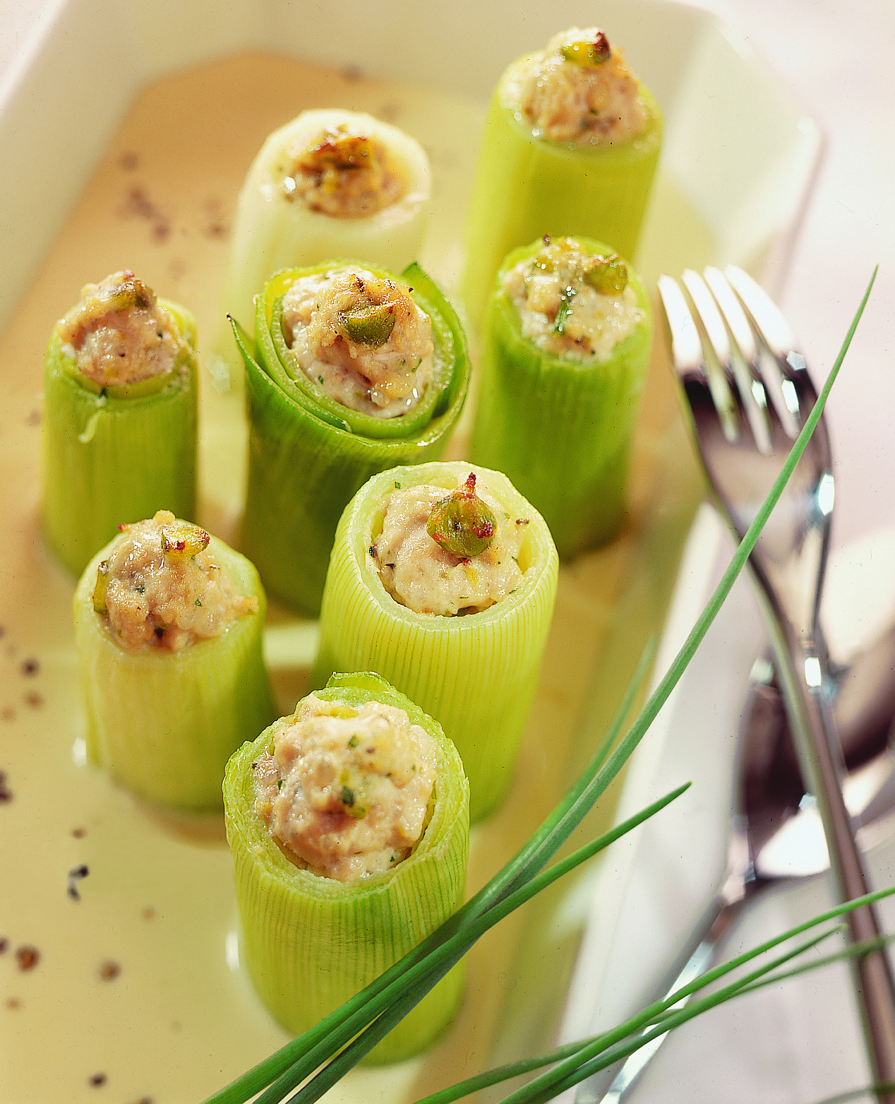 Gefüllte Lauchrollen an Senfrahmsauce