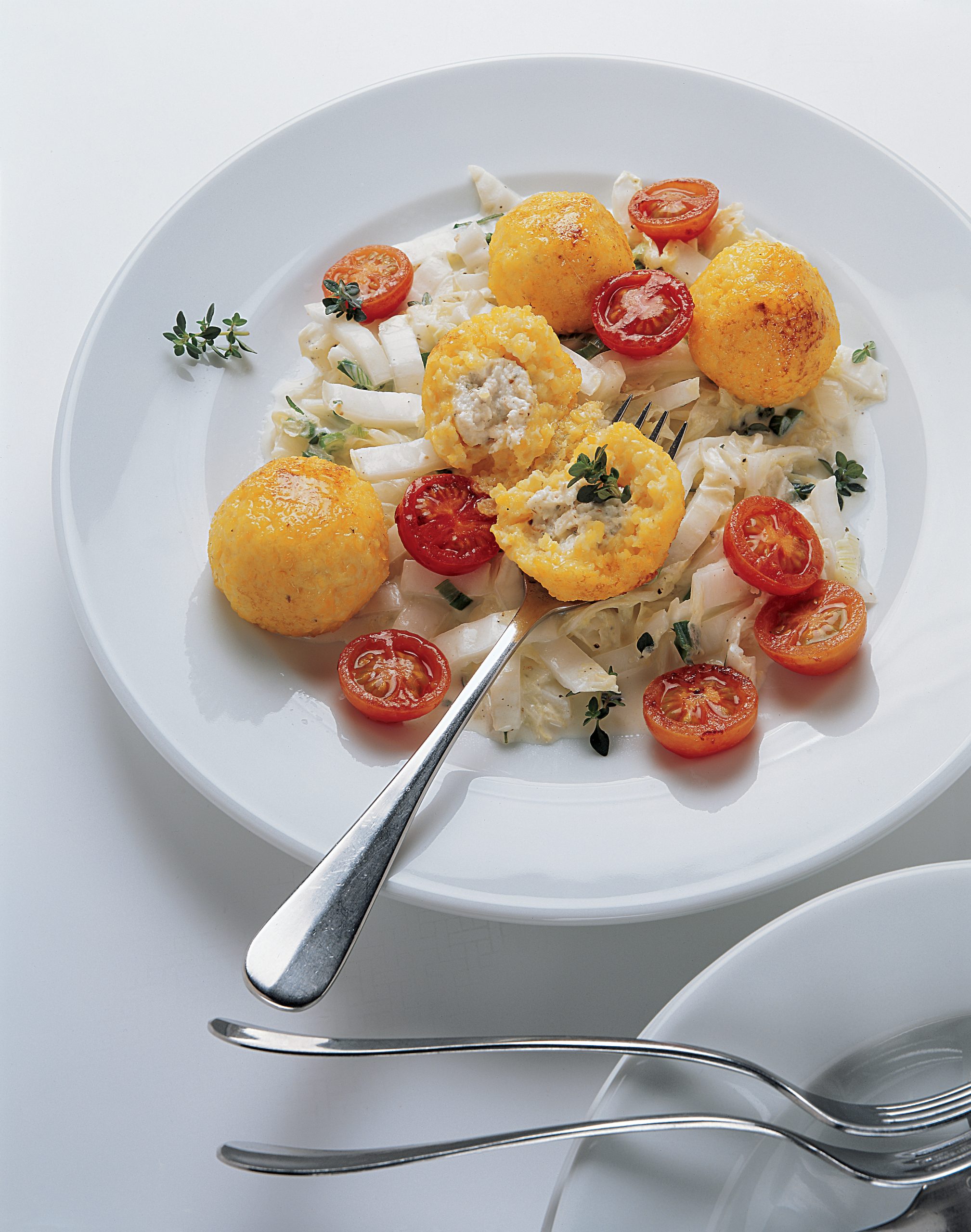 Boulettes de semoule farcies sur lit de chou chinois