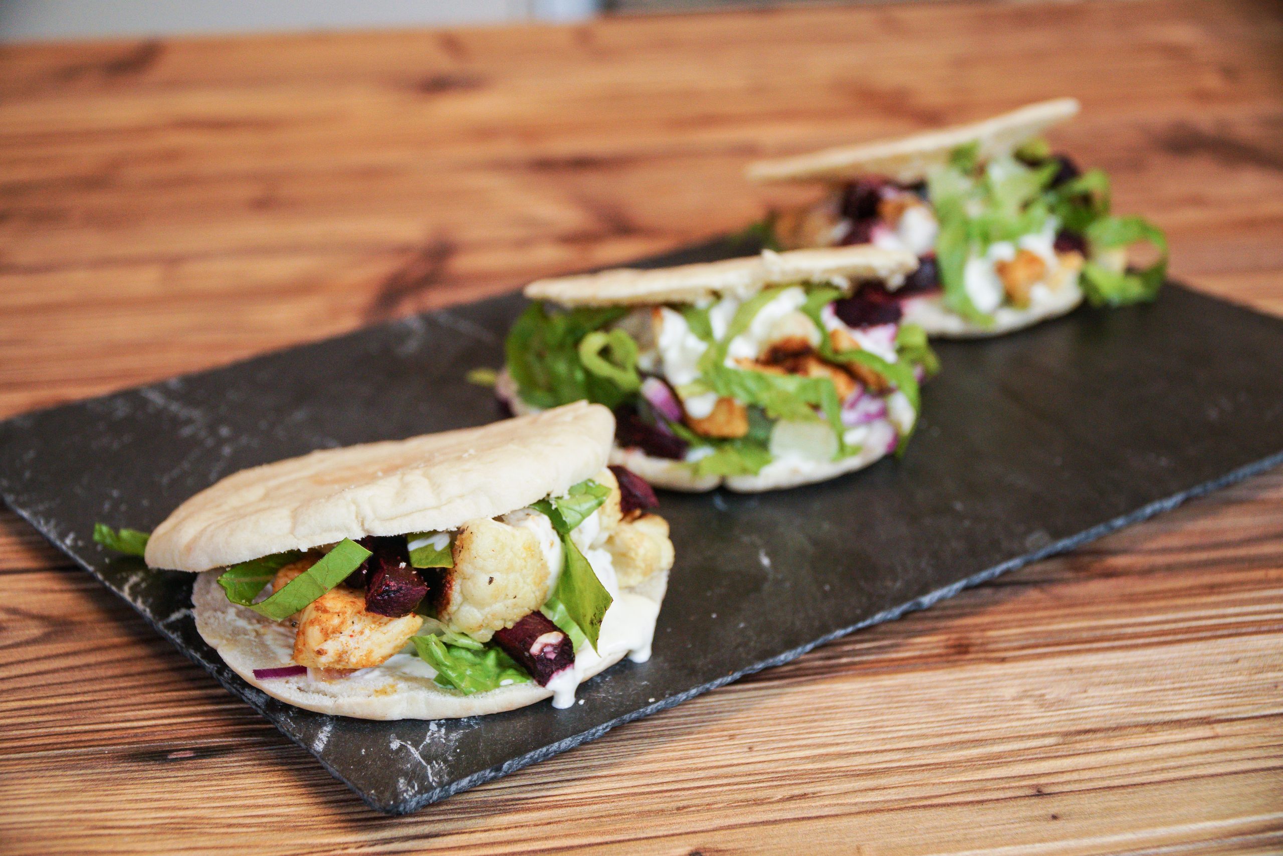 Gefüllte Pita mit Poulet, Blumenkohl und Randen
