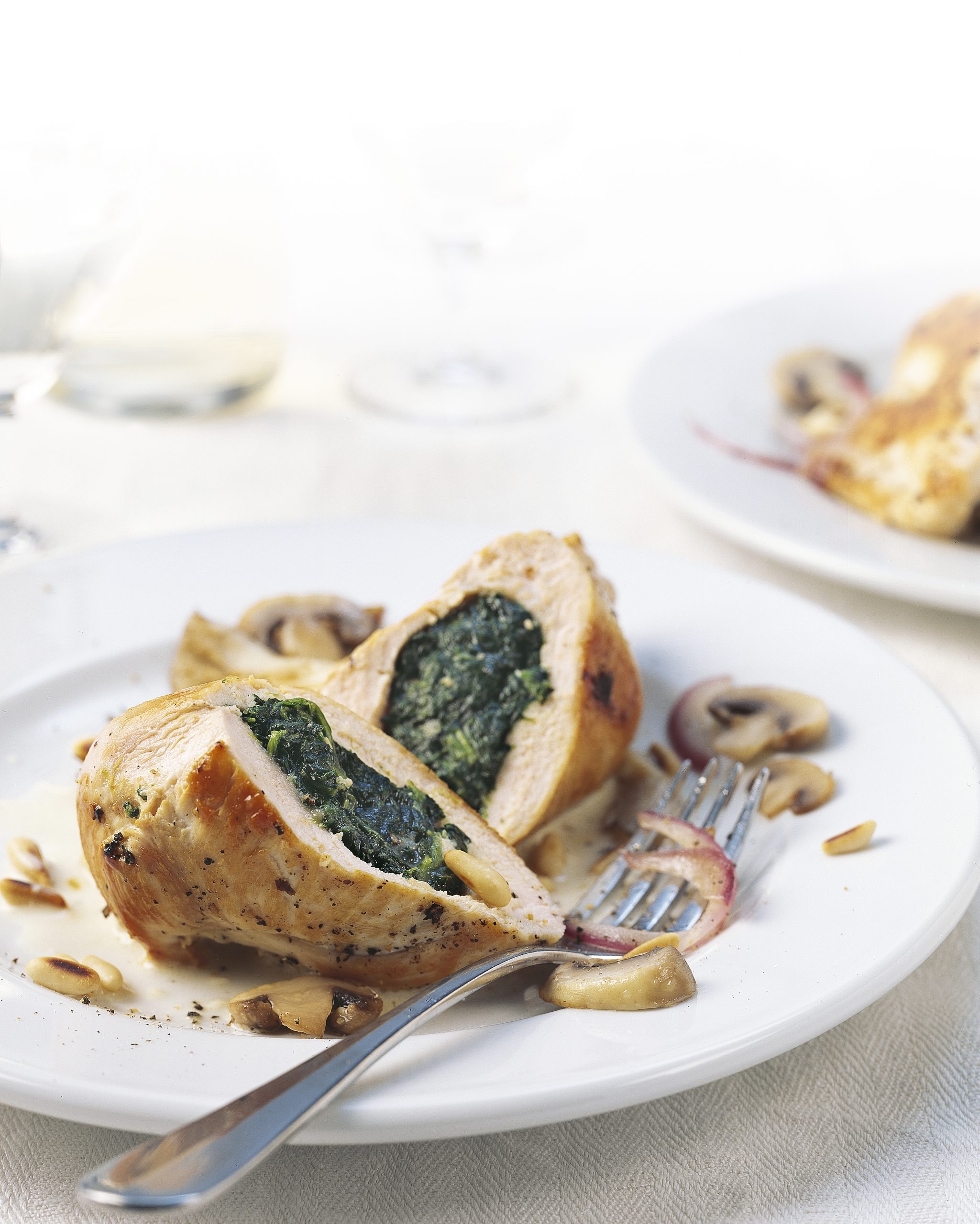 Blanc de poulet farci aux épinards et sauce aux champignons