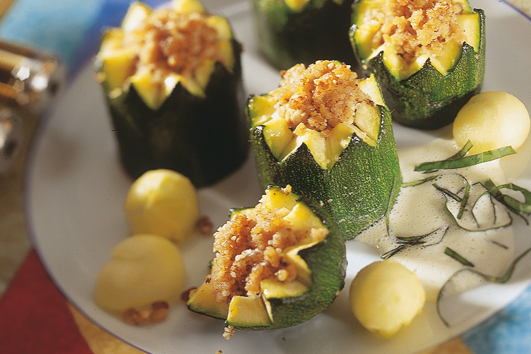 Gefüllte Zucchini mit Basilikum-Rahmsauce