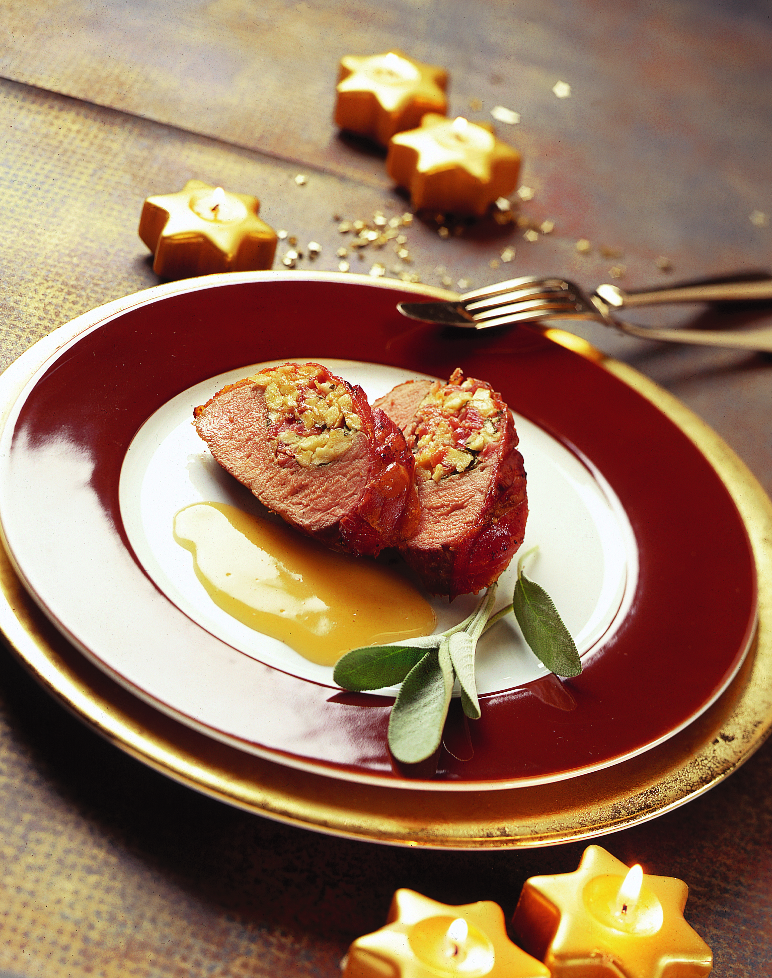 Gefülltes Kalbsfilet mit Salbei und Dörräpfeln