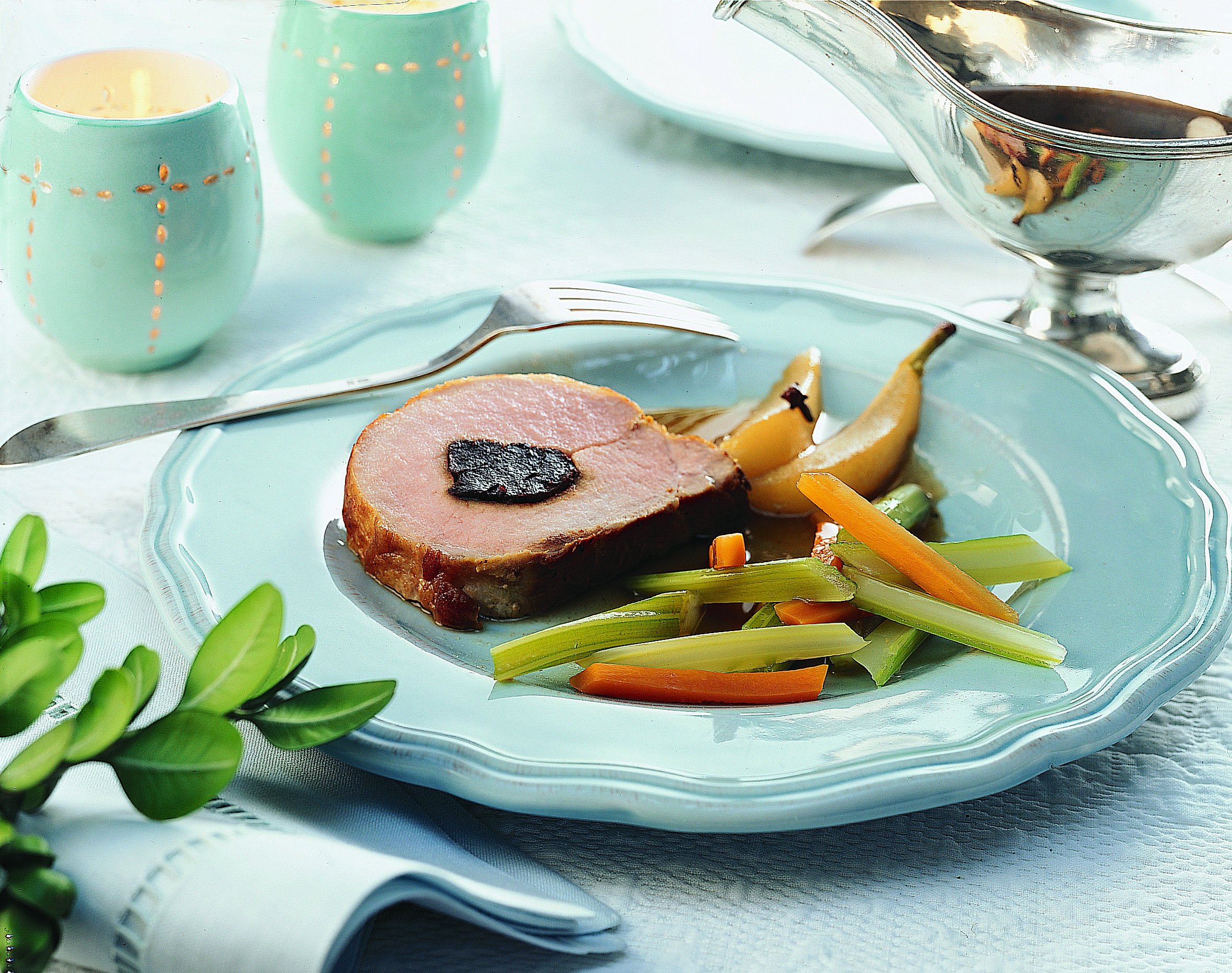 Gefülltes Schweinskarre mit Birnen-Nelken-Sauce