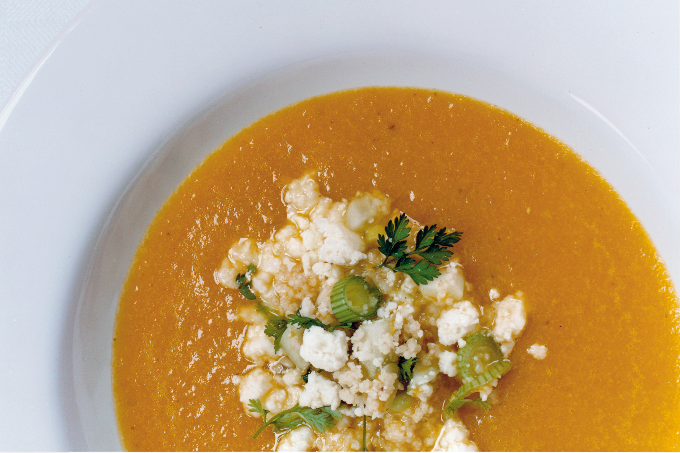 Gelbe Peperonisuppe mit Couscous-Salat