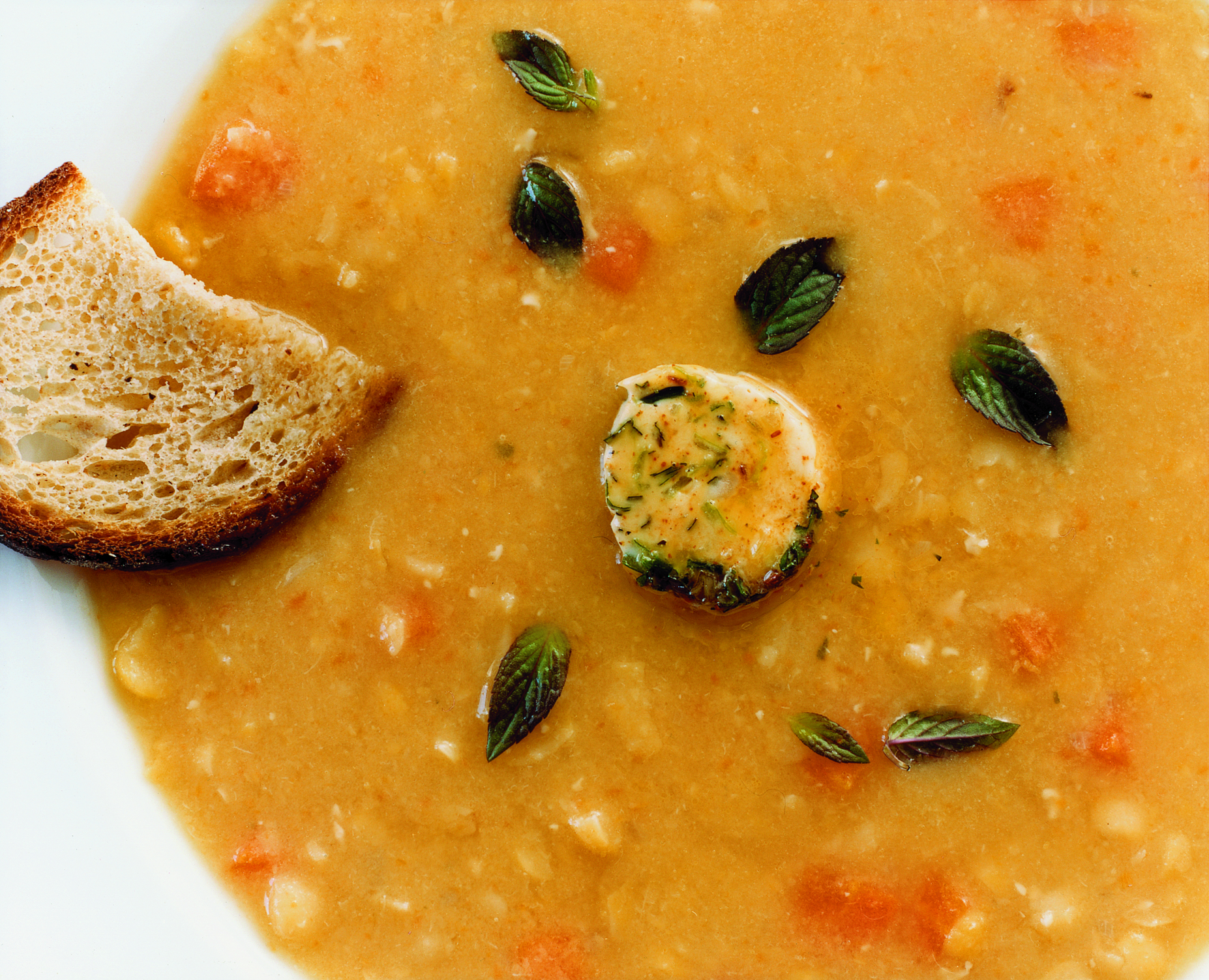 Gelberbssuppe mit Gewürzkräuterbutter