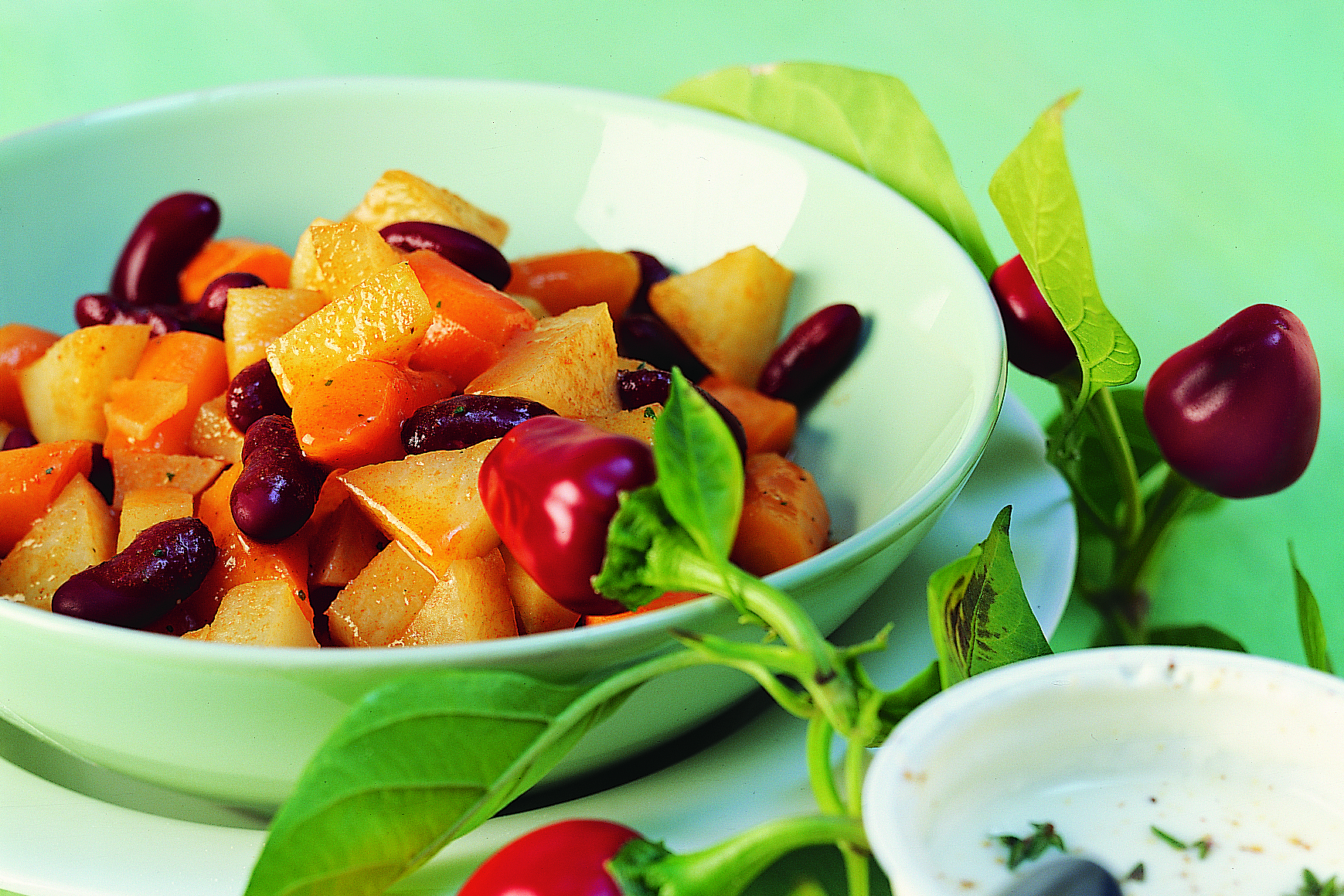 Légumes et haricots épicés, petits pains plats et sauce au yogourt