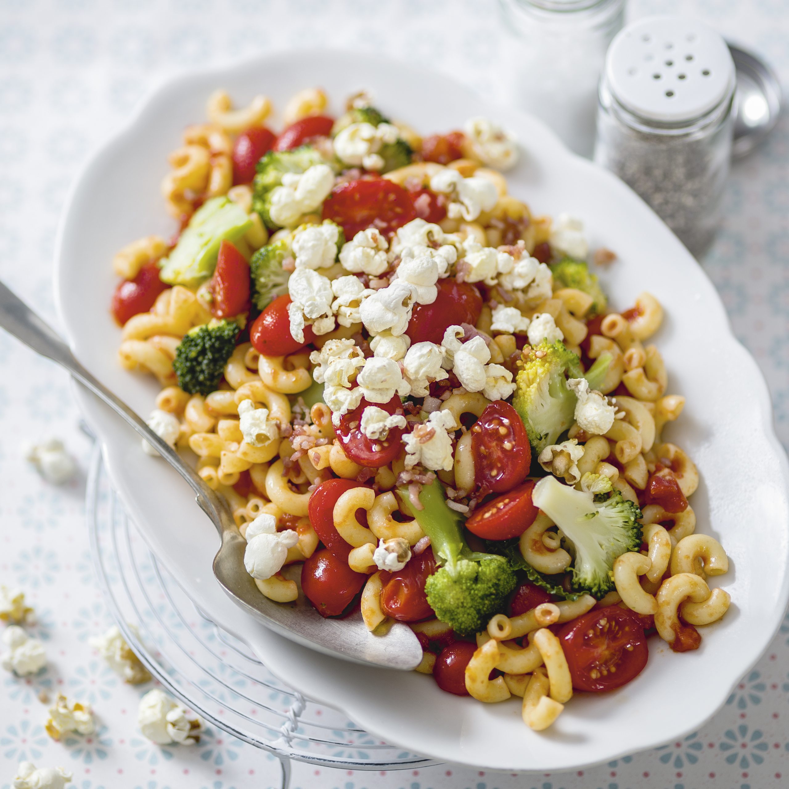 Gemüse-Hörnli mit Schinken-Popcorn